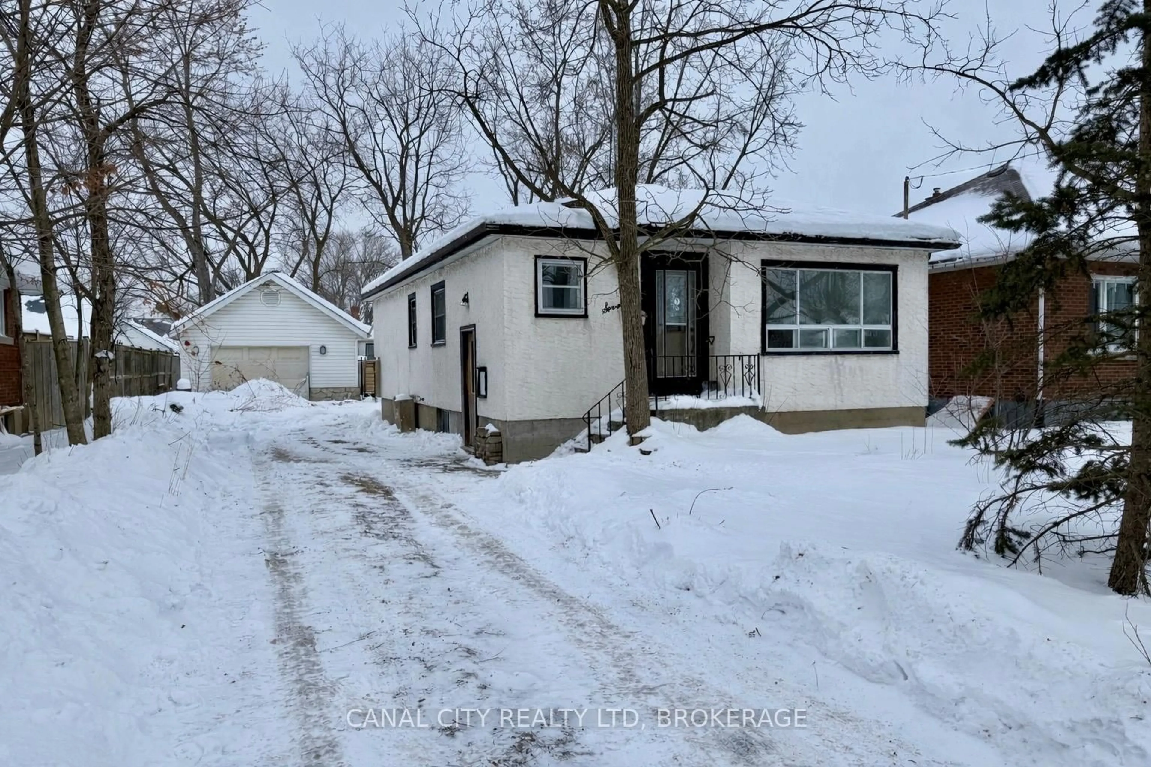 A pic from outside/outdoor area/front of a property/back of a property/a pic from drone, street for 70 RICHMOND St, Thorold Ontario L2V 3H1