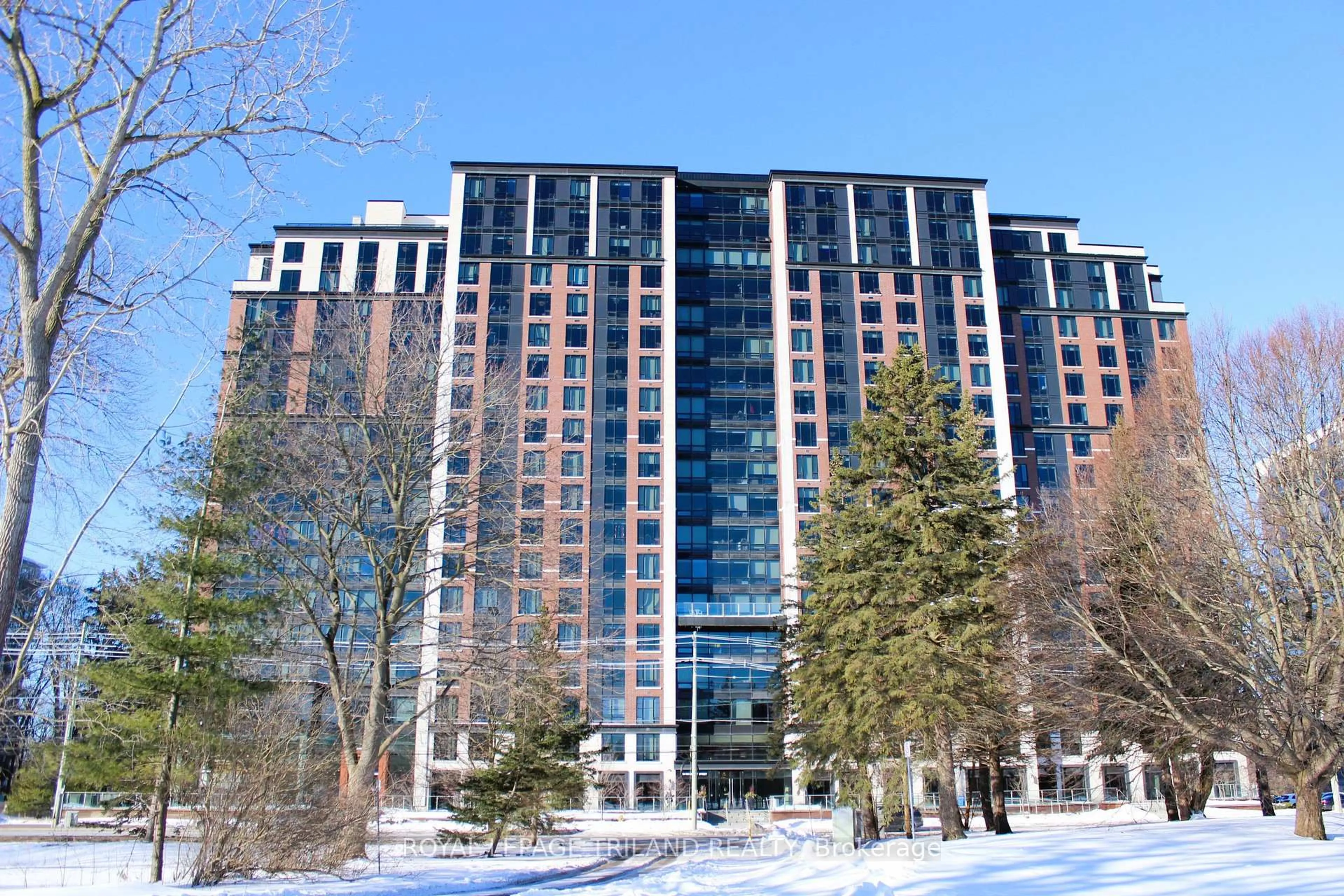 Indoor foyer for 1235 RICHMOND St #1514, London East Ontario N6A 0C1