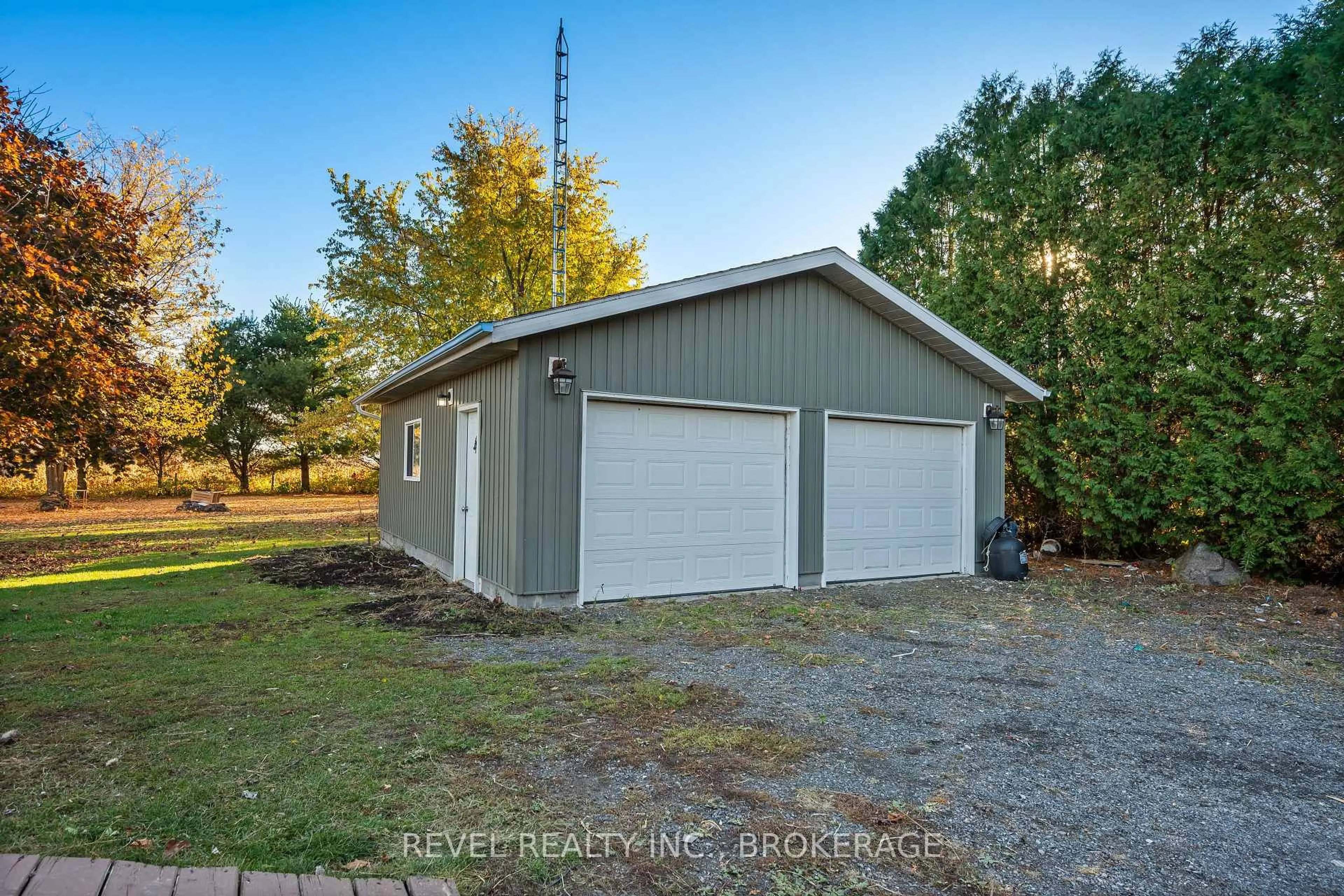 Indoor garage for 2089 Sunbury Rd, Inverary Ontario K0H 1X0