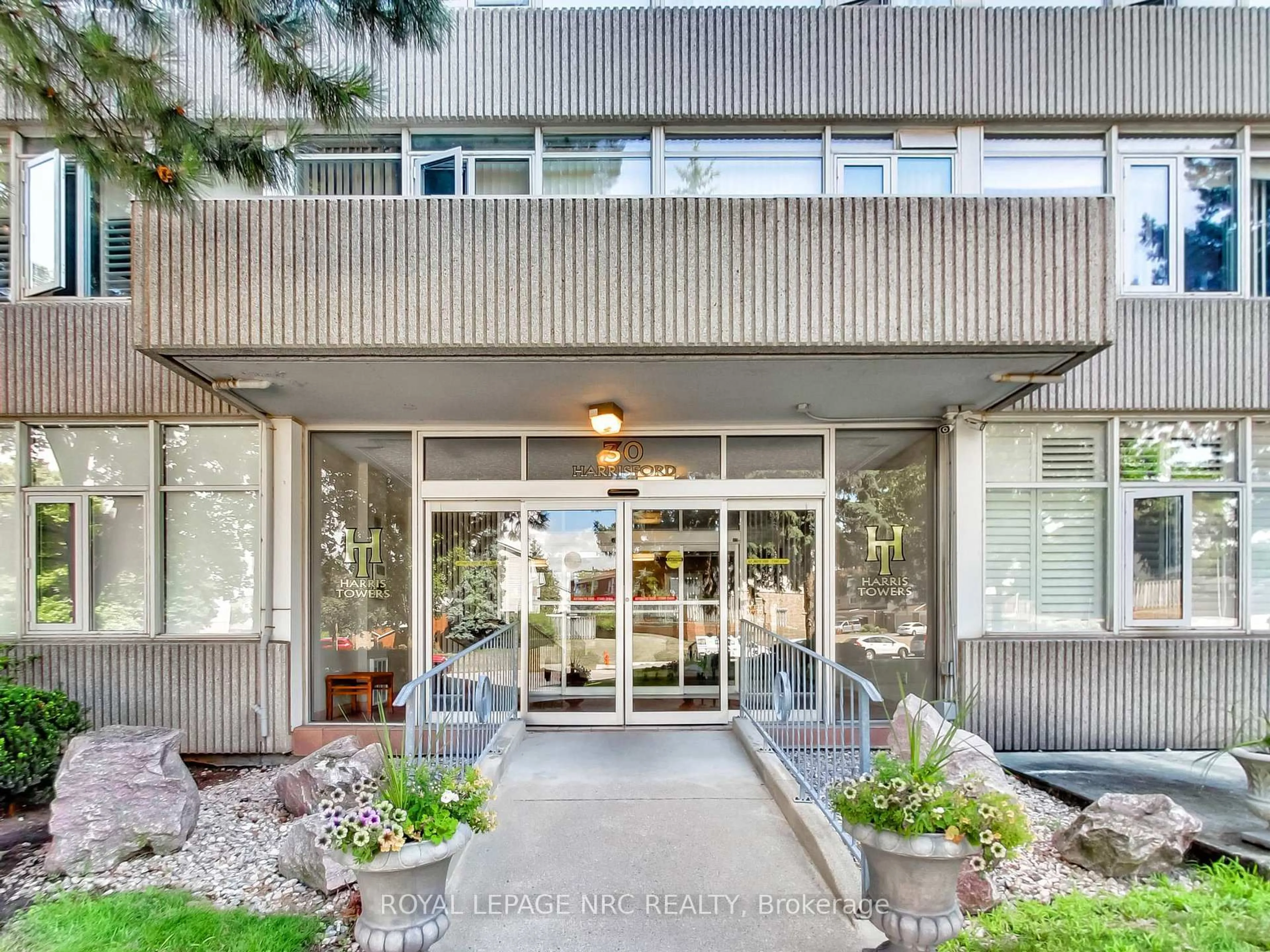 Indoor entryway for 30 Harrisford St #405, Hamilton Ontario L8K 6M9