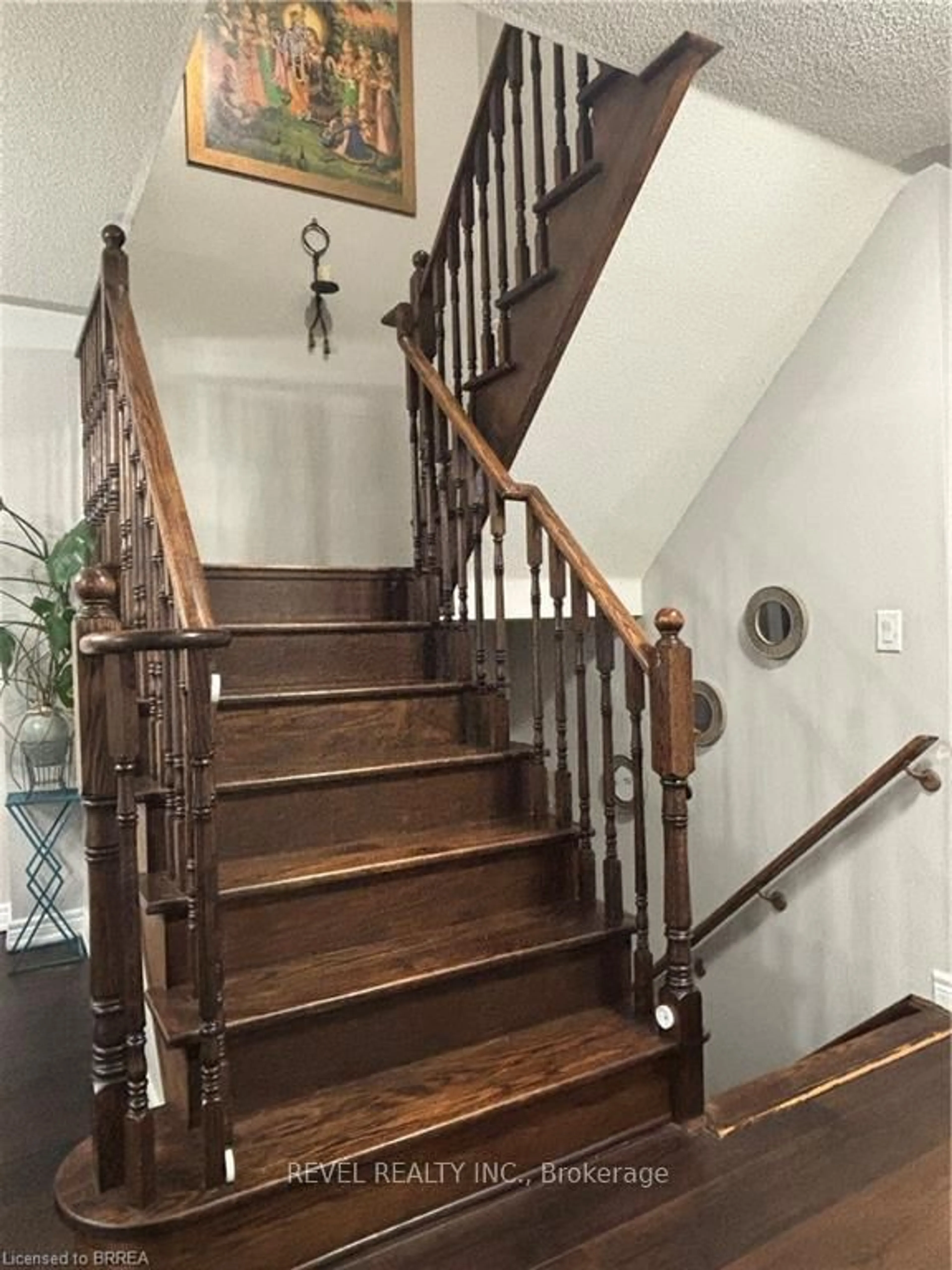 Stairs for 252 Berry St, Shelburne Ontario L9V 3E1