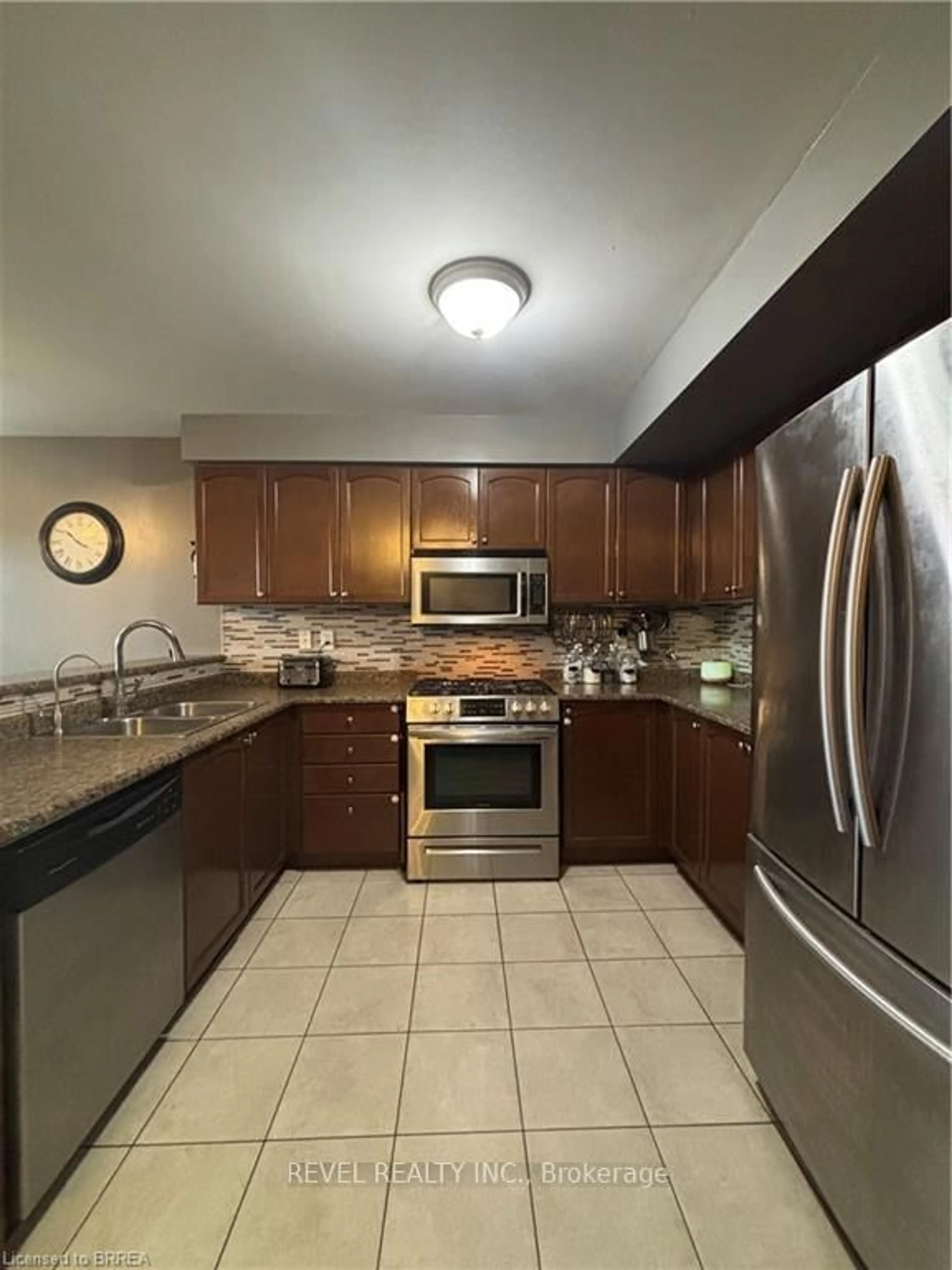 Standard kitchen, ceramic/tile floor for 252 Berry St, Shelburne Ontario L9V 3E1
