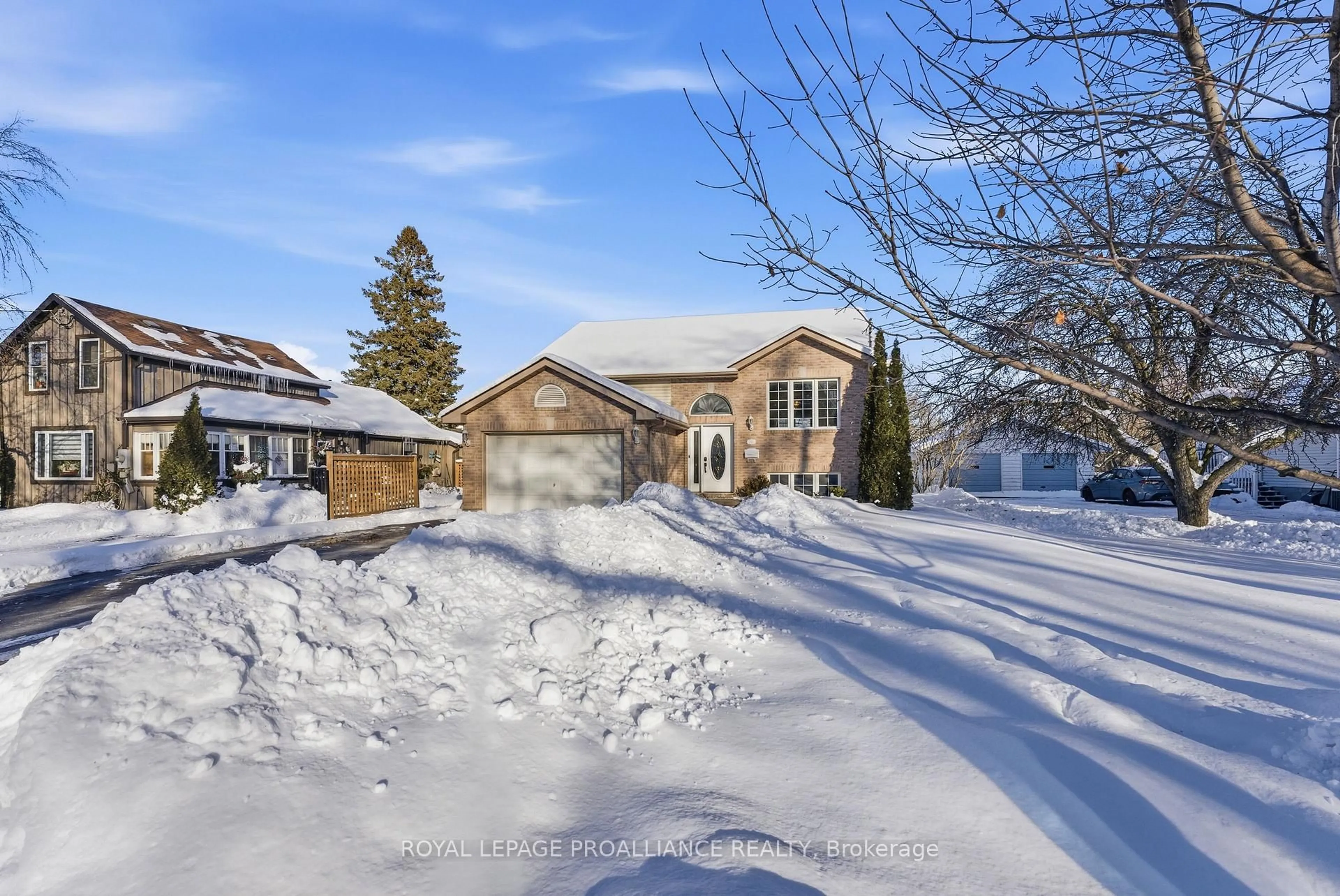 A pic from outside/outdoor area/front of a property/back of a property/a pic from drone, street for 253 Herchimer Ave, Belleville Ontario K8N 4H1