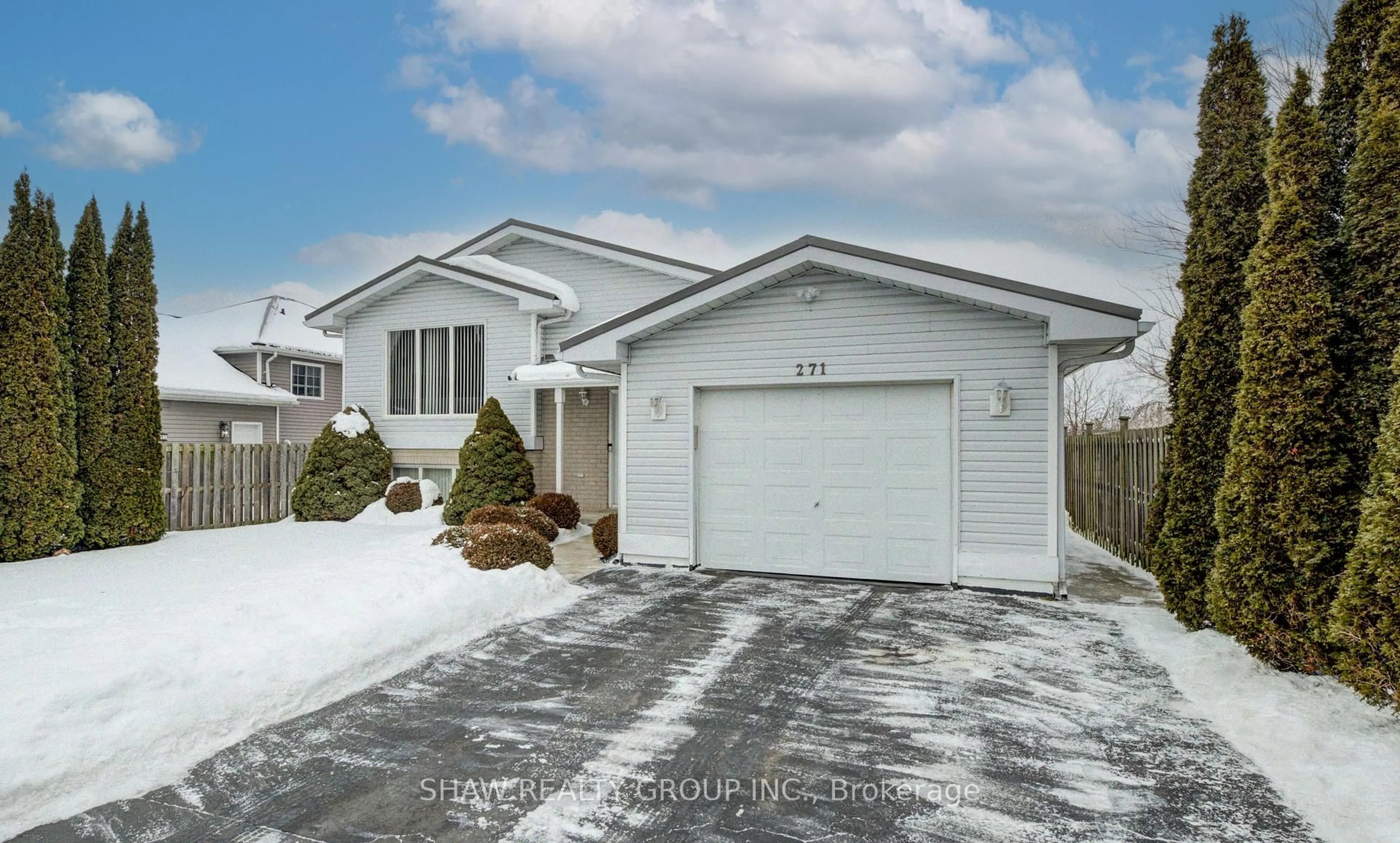 Home with vinyl exterior material, street for 271 College St, Norfolk Ontario N0E 1Y0