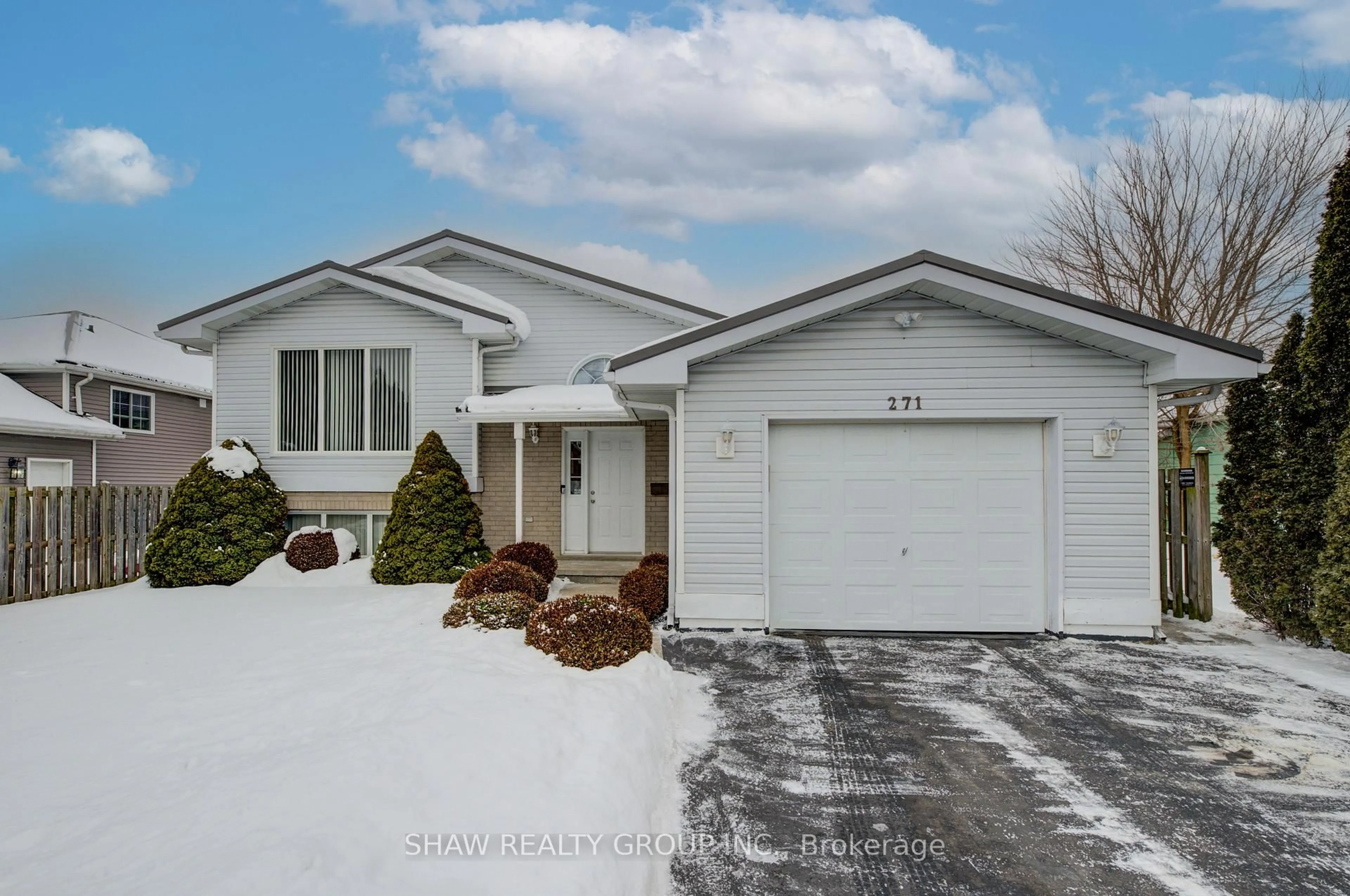 Home with vinyl exterior material, street for 271 College St, Norfolk Ontario N0E 1Y0
