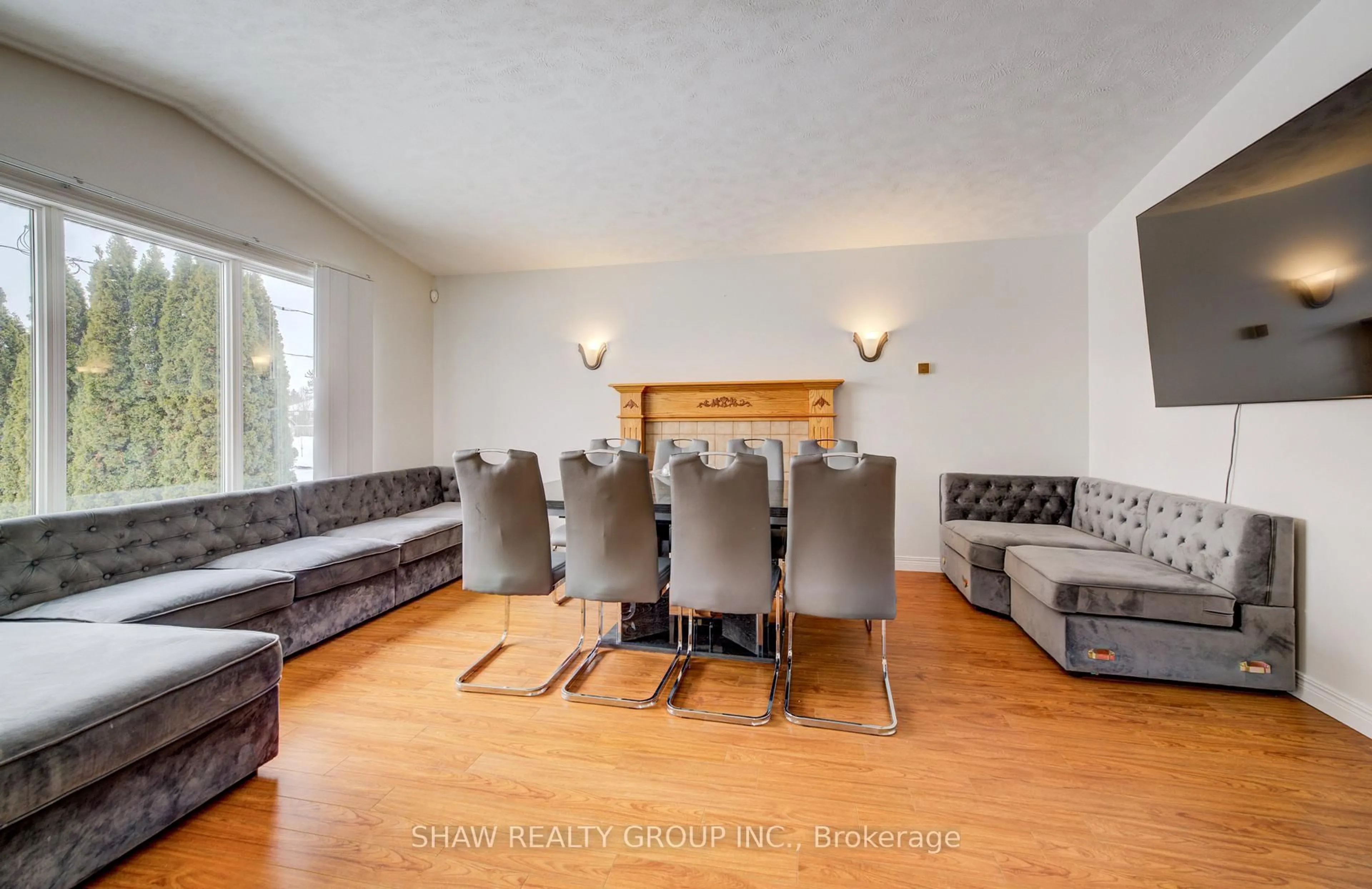 Living room with furniture, wood/laminate floor for 271 College St, Norfolk Ontario N0E 1Y0