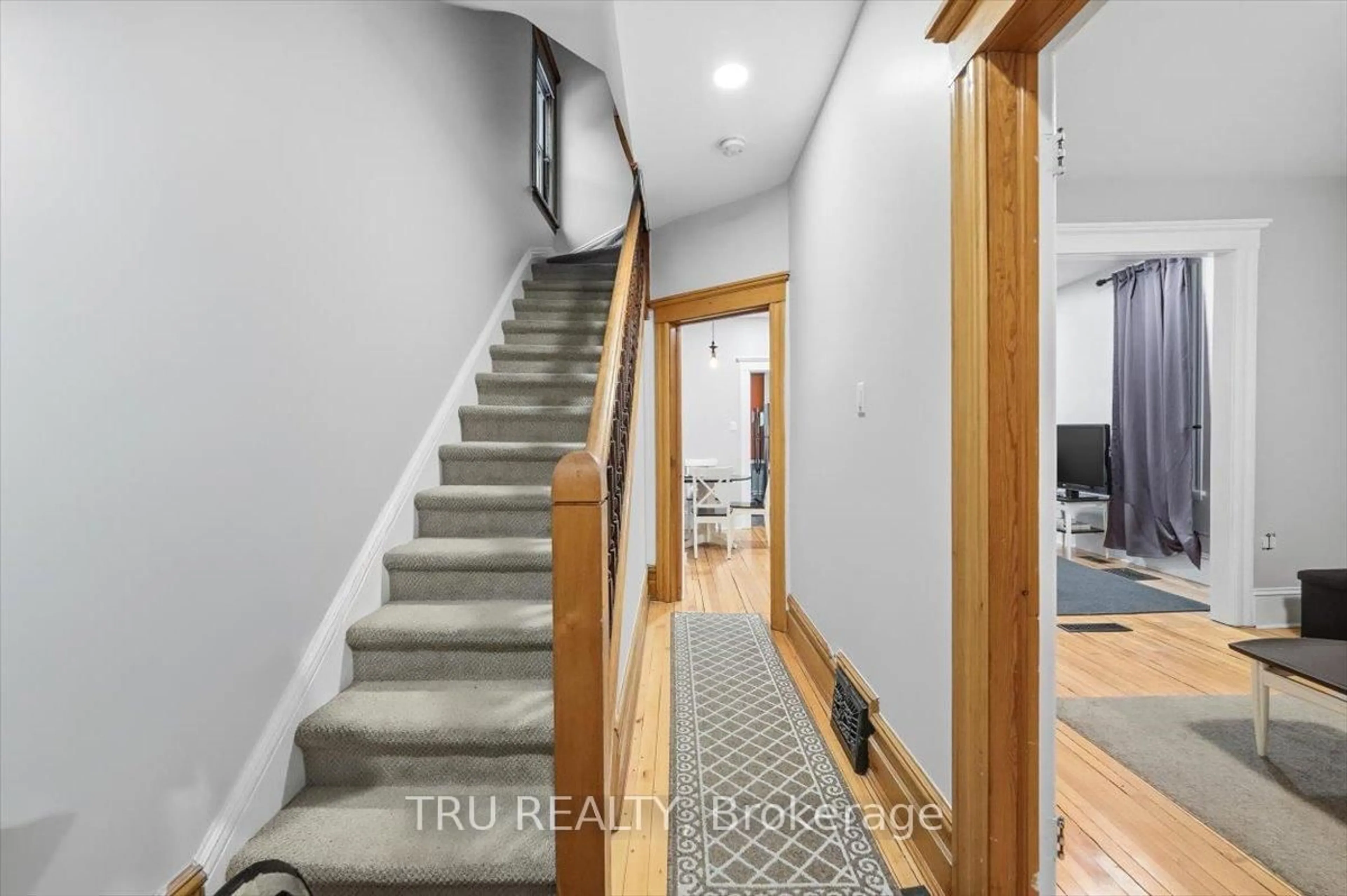 Indoor entryway for 355 Cambridge St, Ottawa Ontario K1R 7B3