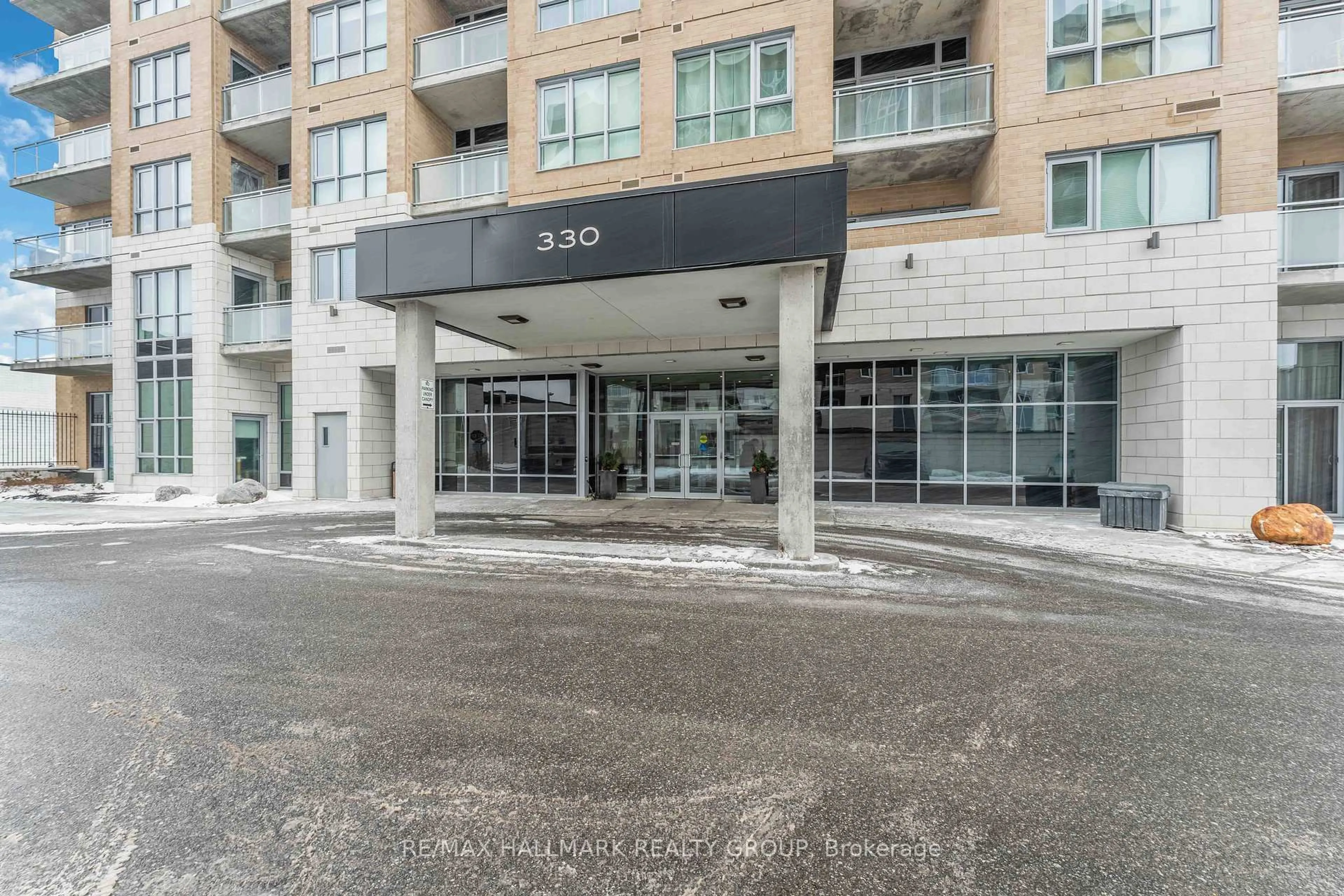 Indoor foyer for 330 TITAN Private #510, Ottawa Ontario K2G 1G3