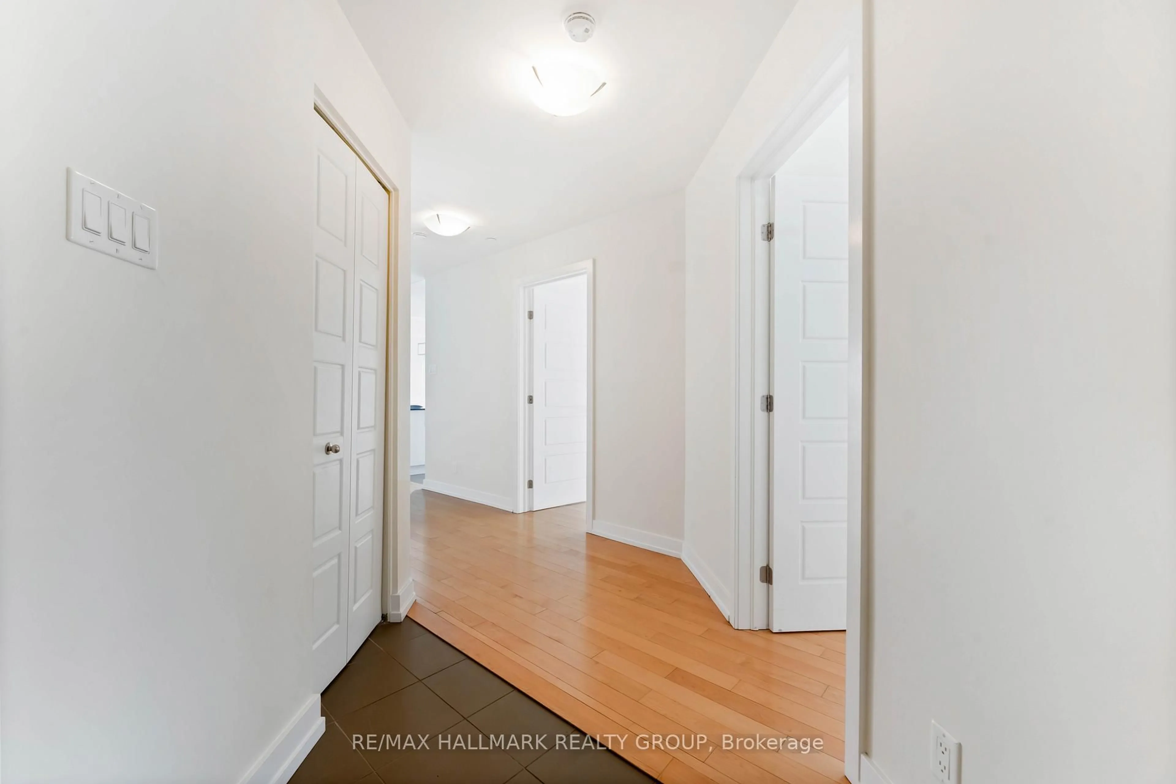 Indoor entryway for 330 TITAN Private #510, Ottawa Ontario K2G 1G3