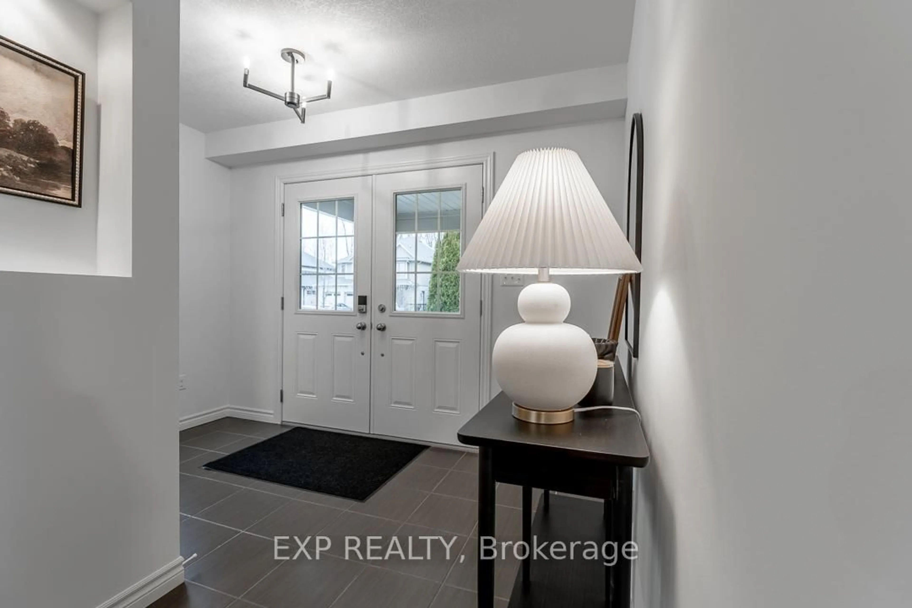 Indoor entryway for 919 FOXCREEK Rd, London North Ontario N6G 0H1