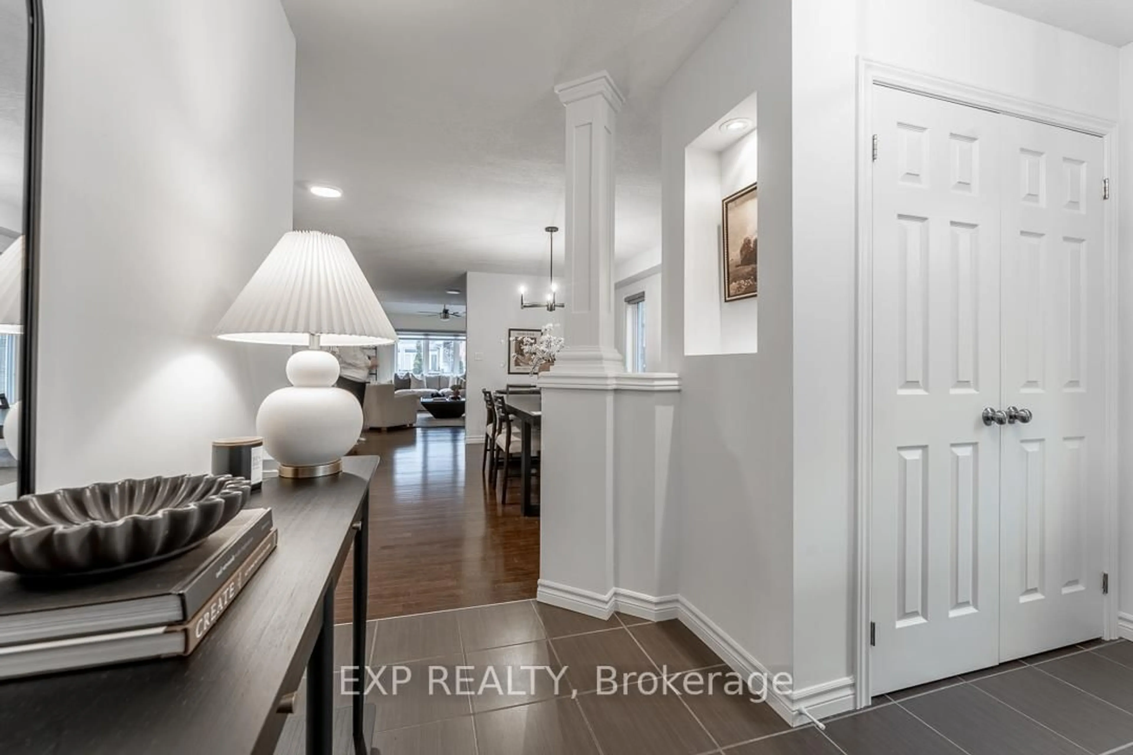 Indoor entryway for 919 FOXCREEK Rd, London North Ontario N6G 0H1