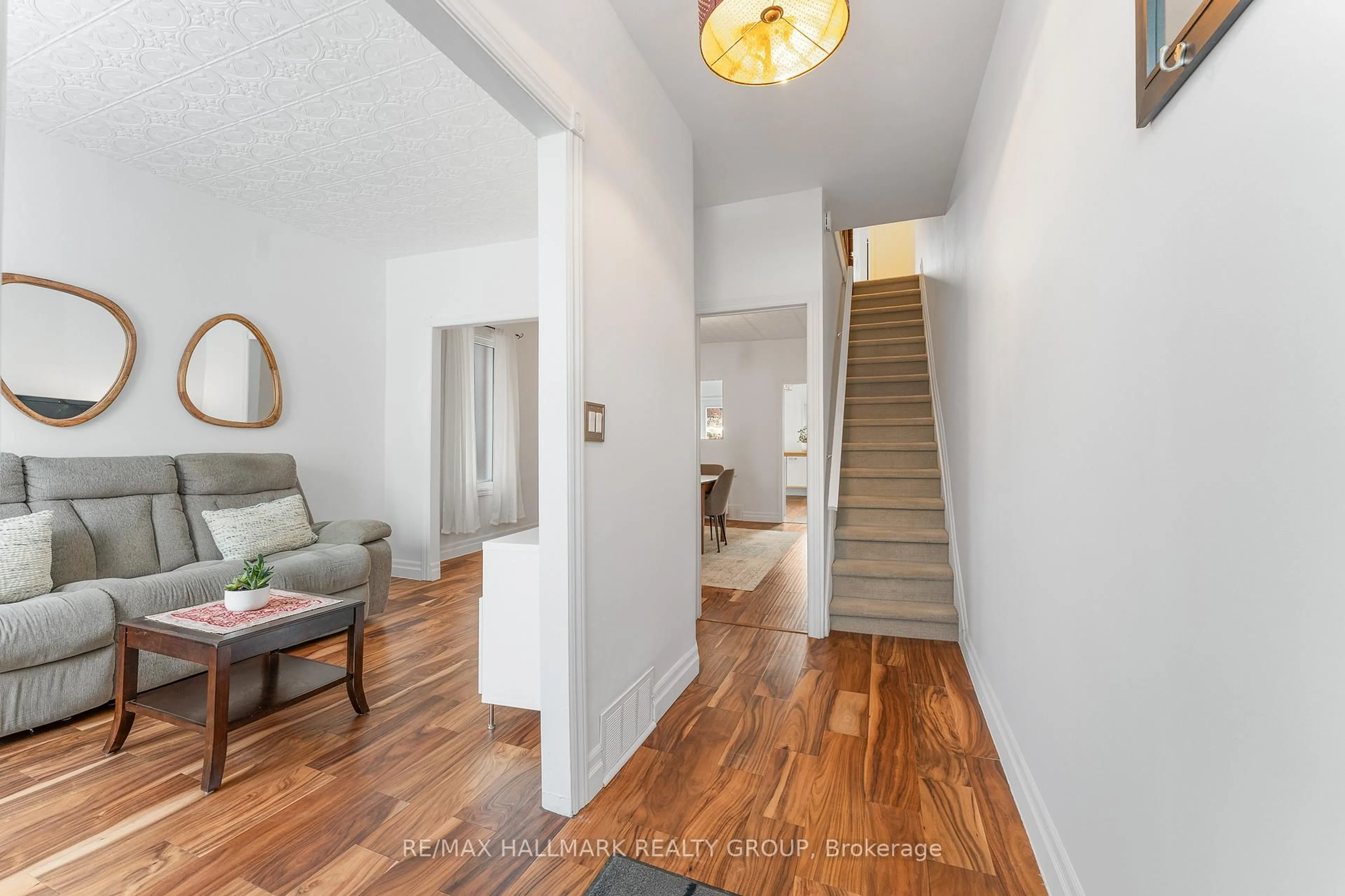 Indoor entryway for 150 Arlington Ave, Ottawa Ontario K1R 5S7