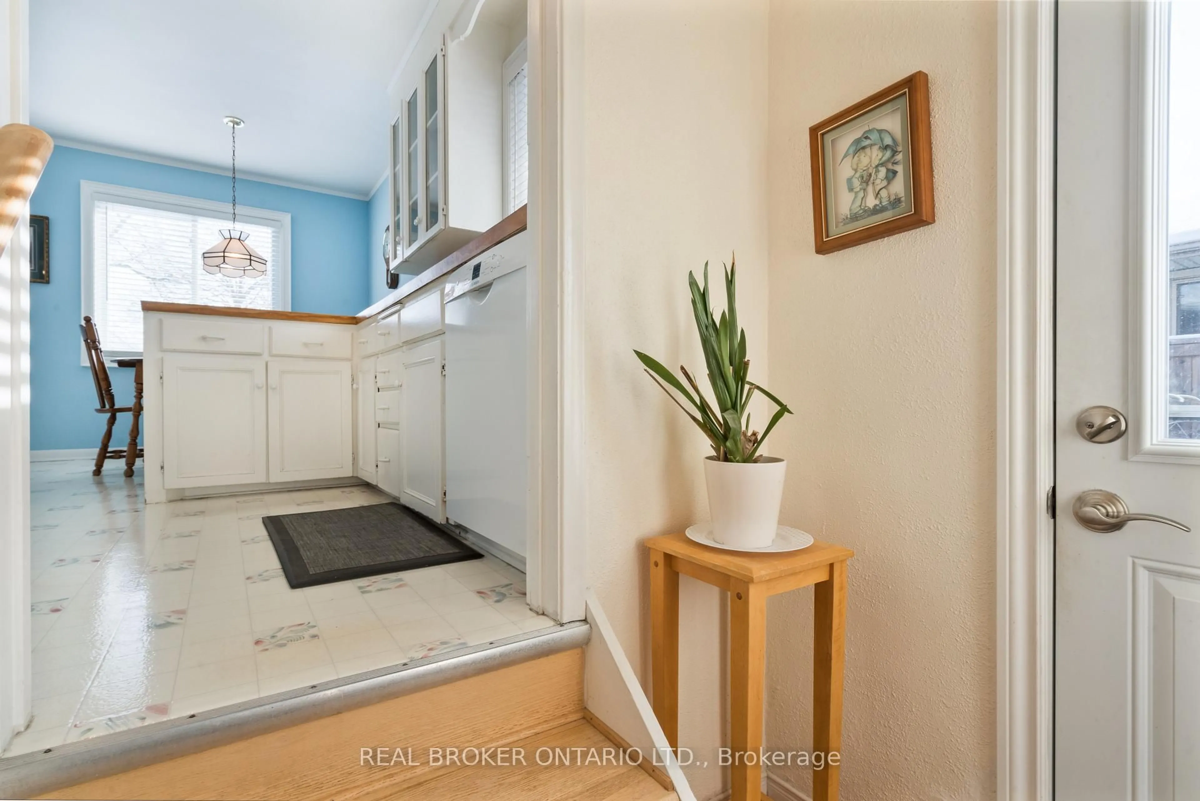 Standard kitchen, unknown for 20 Cardinal Dr, Hamilton Ontario L9A 4H4