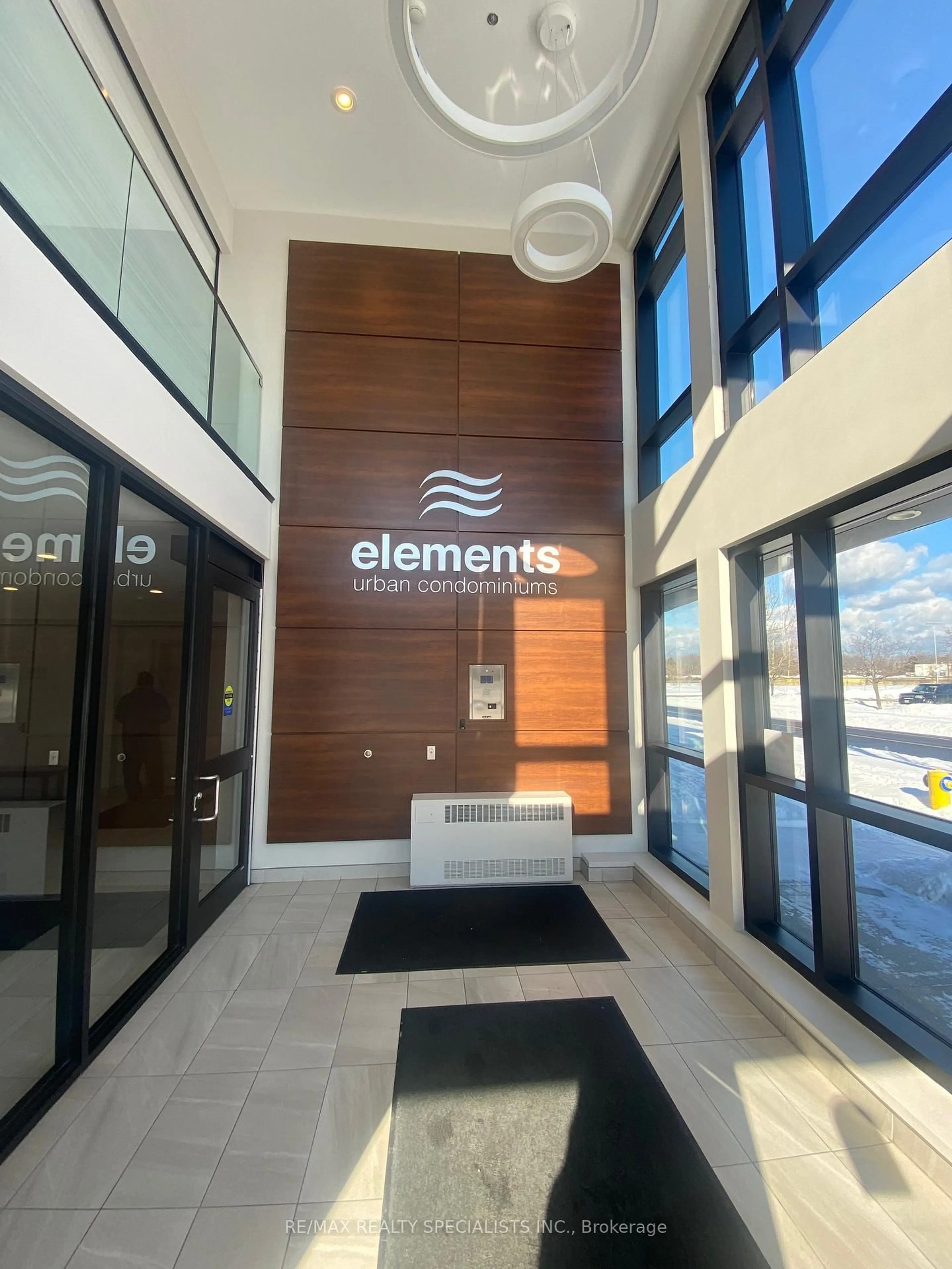 Indoor foyer for 212 Lakeport Rd #314, St. Catharines Ontario L2N 0B4