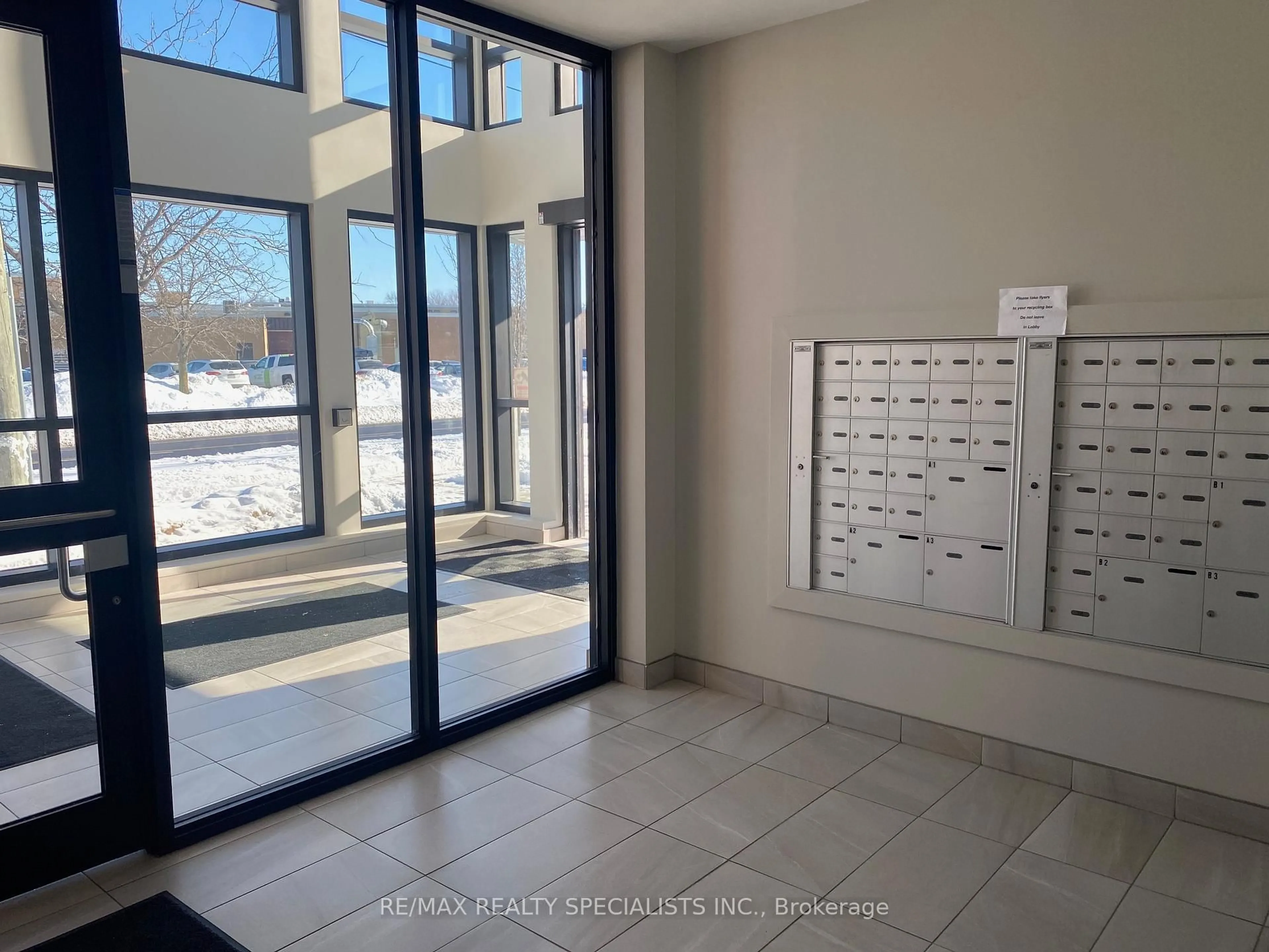 Indoor foyer for 212 Lakeport Rd #314, St. Catharines Ontario L2N 0B4