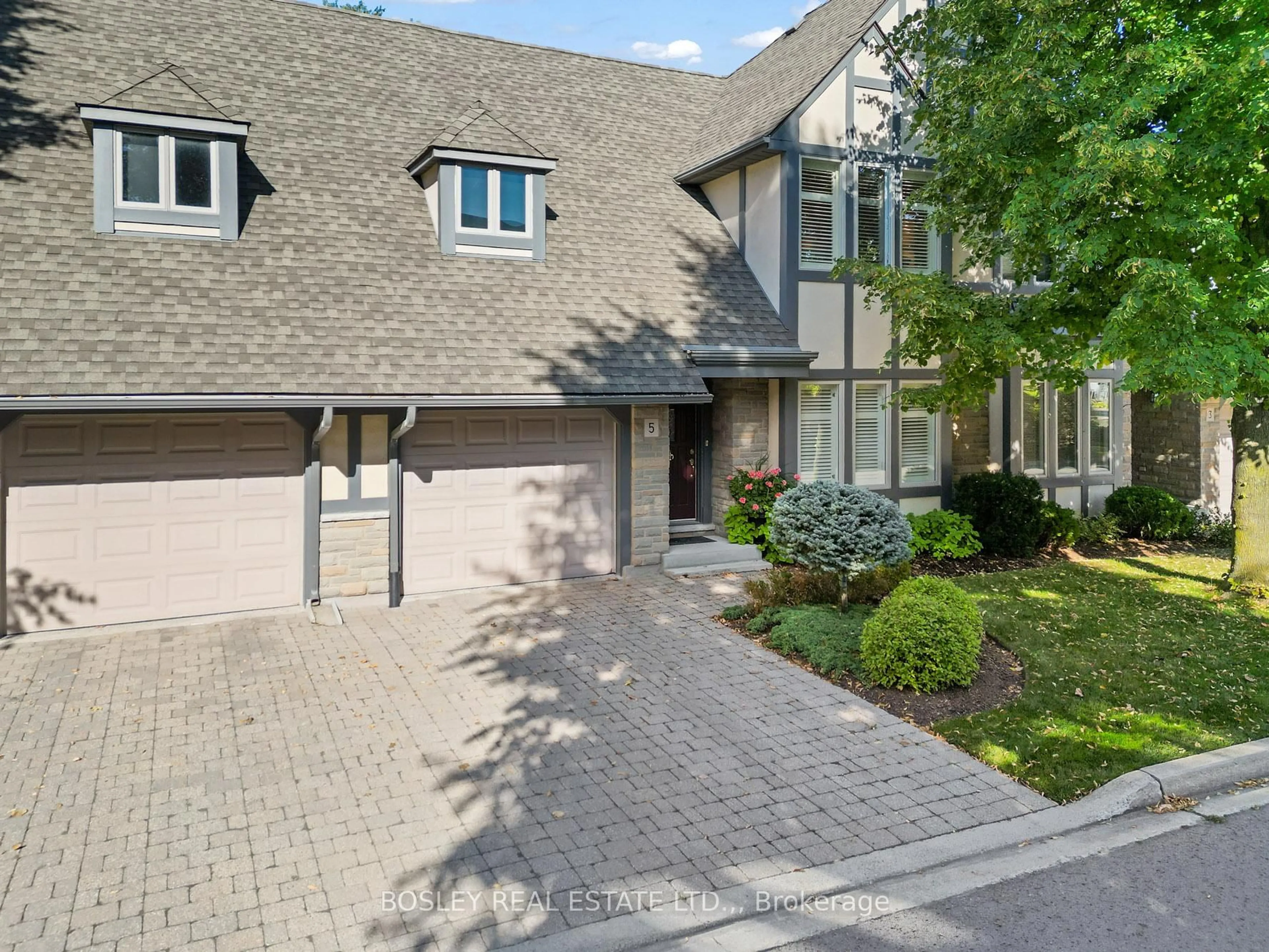 A pic from outside/outdoor area/front of a property/back of a property/a pic from drone, street for 575 Simcoe St #5, Niagara-on-the-Lake Ontario L0S 1J0