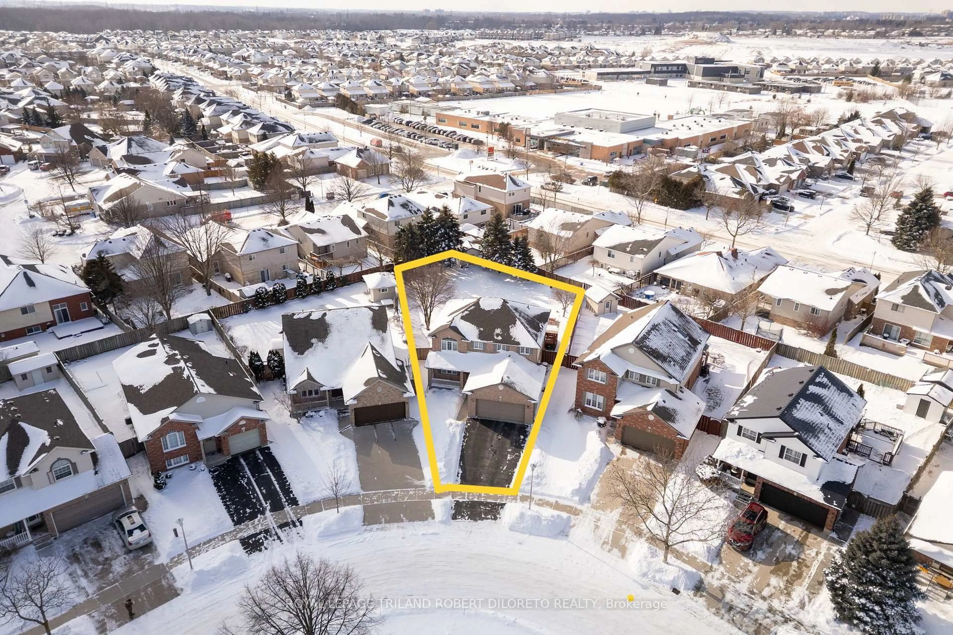 A pic from outside/outdoor area/front of a property/back of a property/a pic from drone, street for 264 White Sands Dr, London South Ontario N6M 1H9