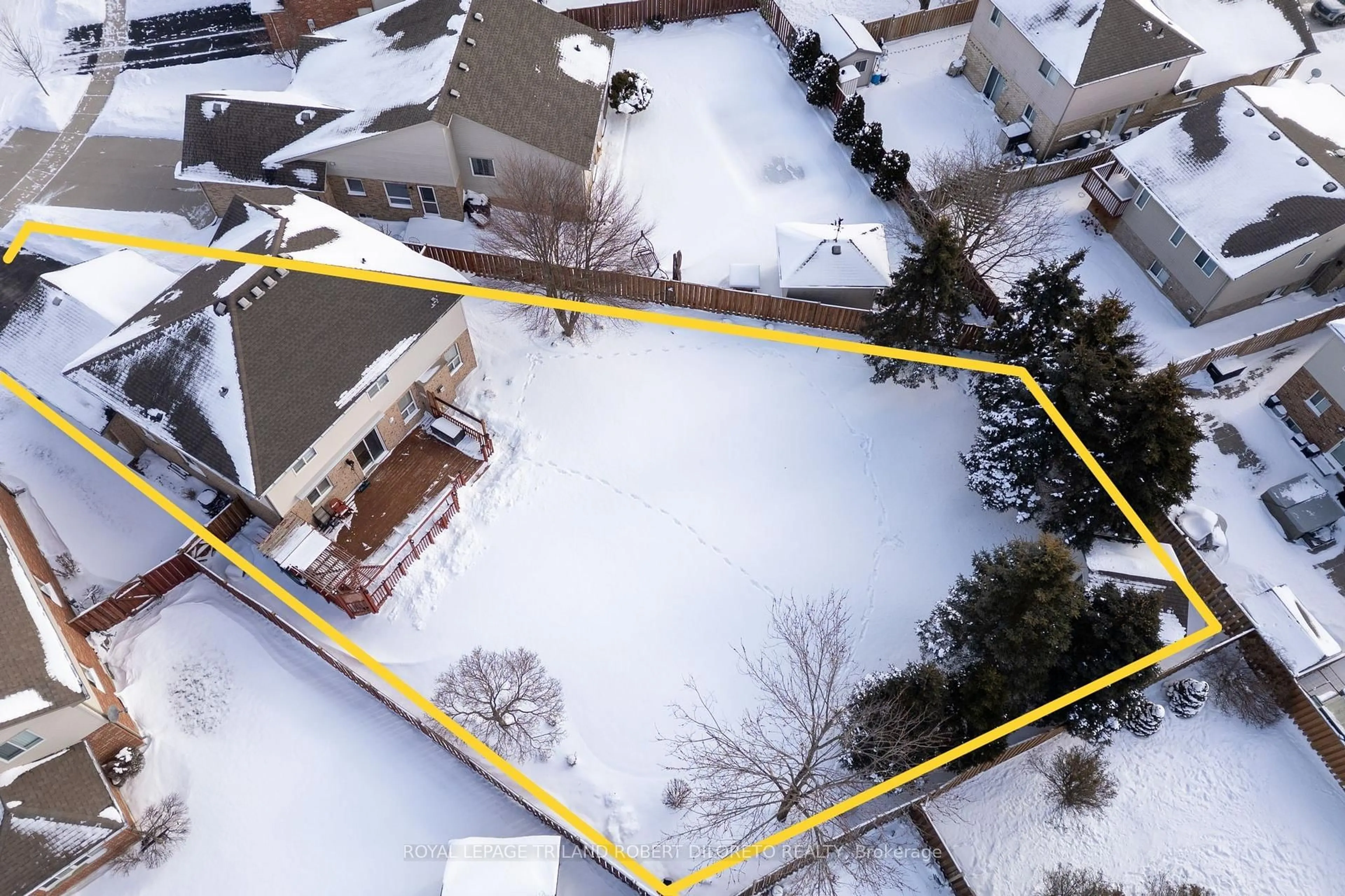 A pic from outside/outdoor area/front of a property/back of a property/a pic from drone, street for 264 White Sands Dr, London South Ontario N6M 1H9