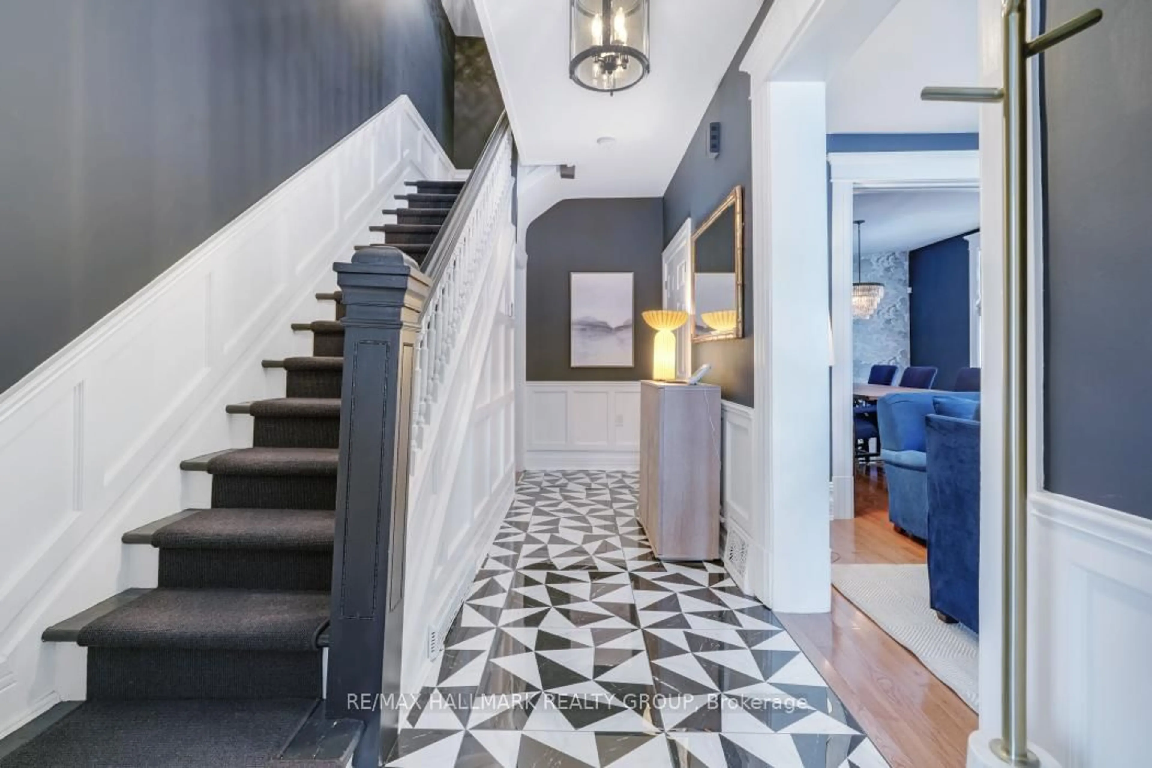 Indoor foyer for 410 McLeod St, Ottawa Ontario K2P 1A6