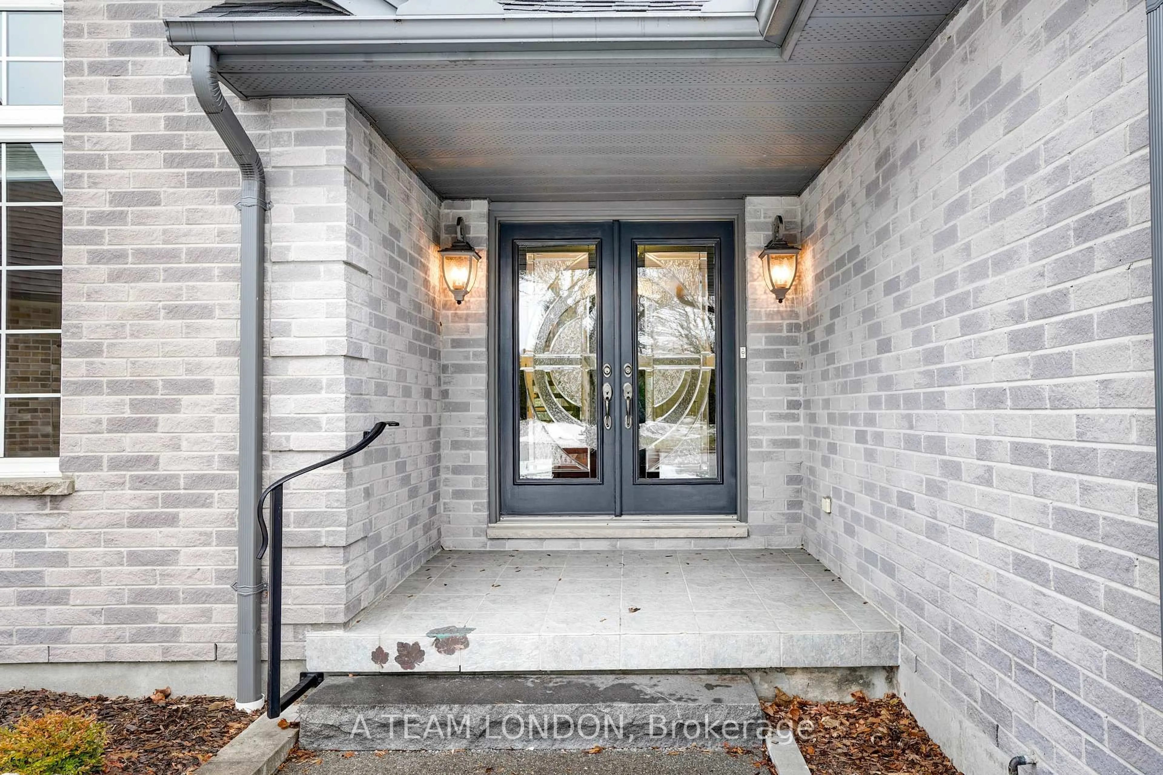 Indoor entryway for 15 Bayside Crt, London East Ontario N5Y 5M6