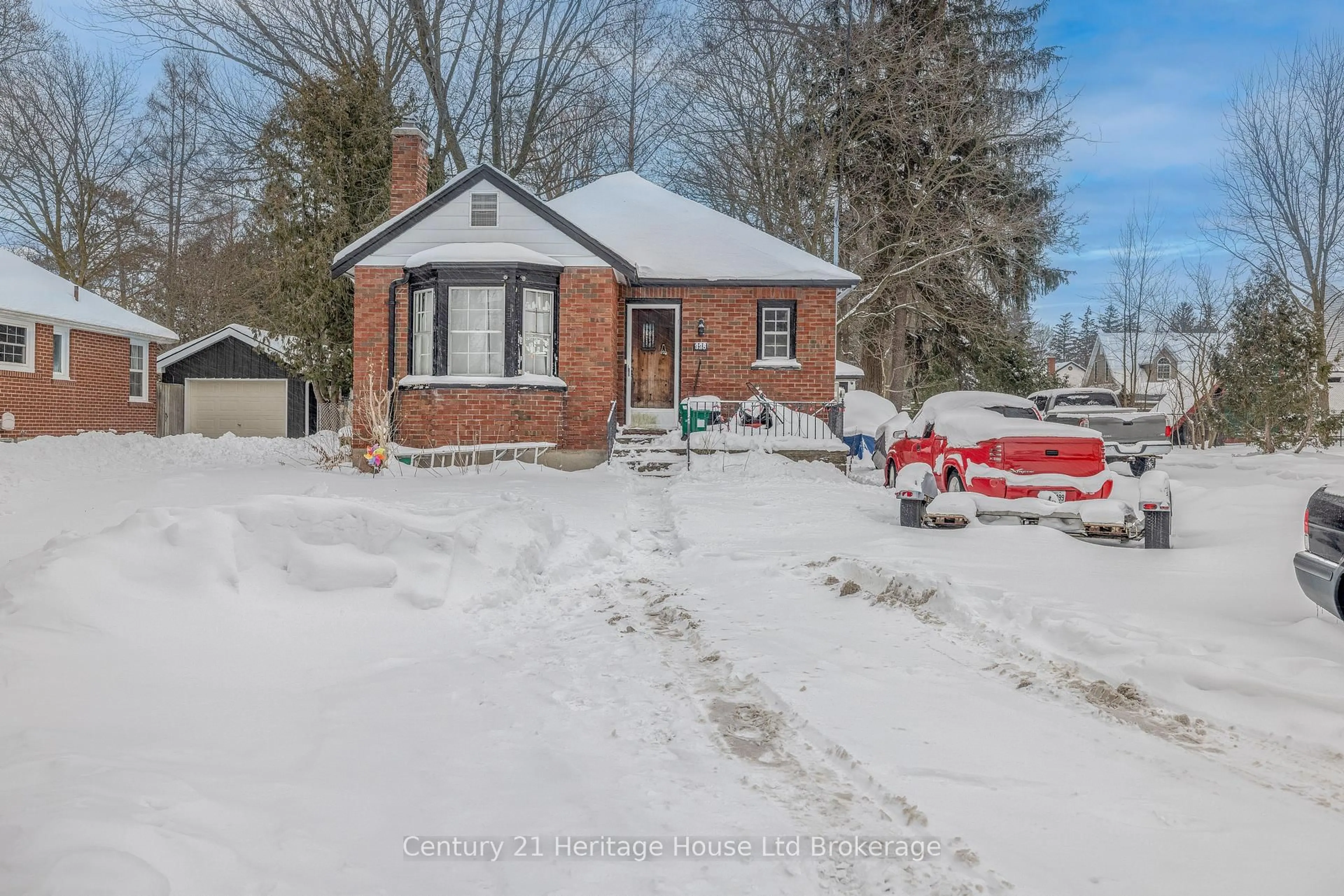 A pic from outside/outdoor area/front of a property/back of a property/a pic from drone, street for 335 Wellington St, Woodstock Ontario N4S 6S6