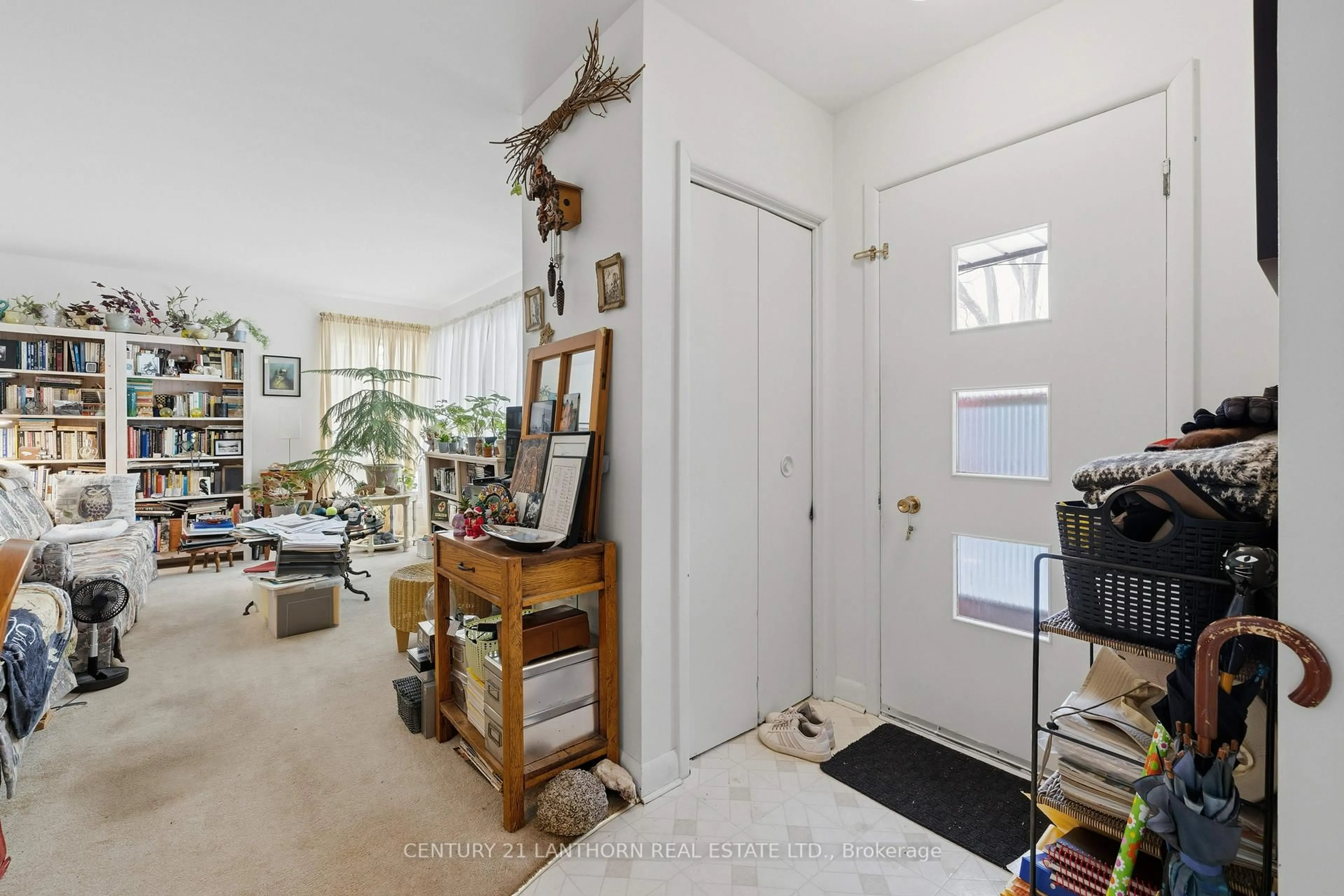 Indoor entryway for 415 Stanley Ave, Deseronto Ontario K0K 1X0