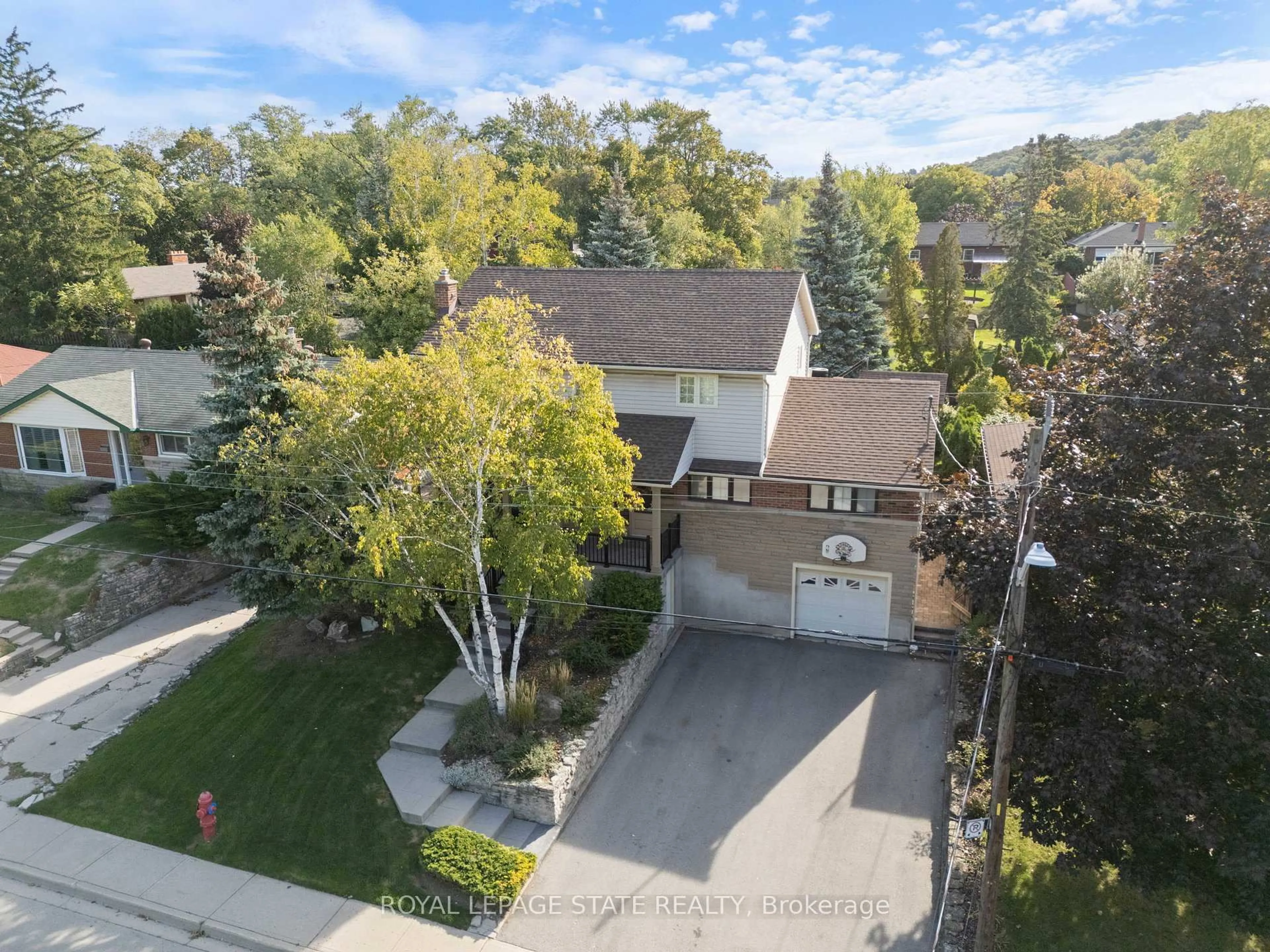 A pic from outside/outdoor area/front of a property/back of a property/a pic from drone, street for 25 Battlefield Dr, Hamilton Ontario L8G 1T8