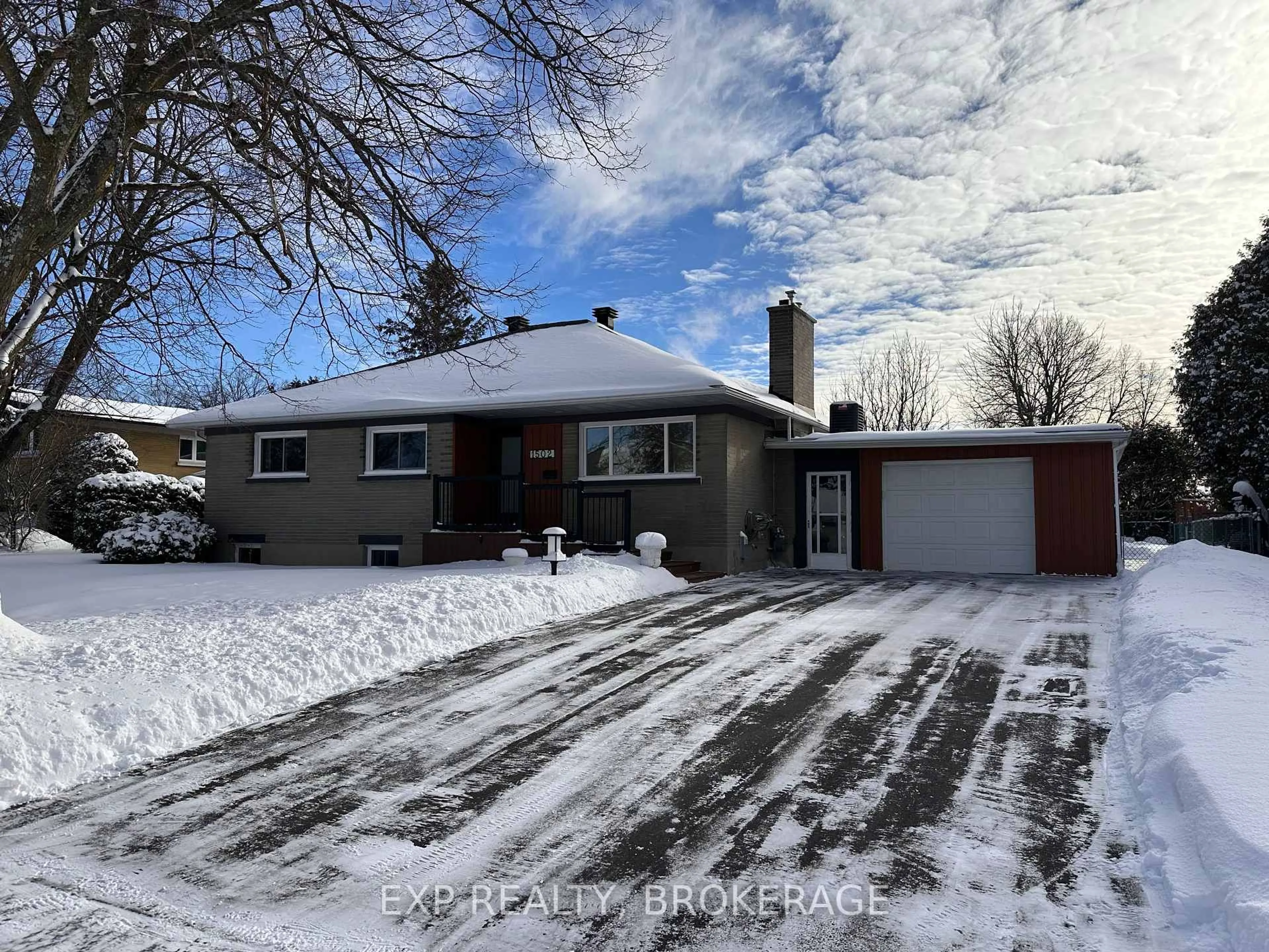 A pic from outside/outdoor area/front of a property/back of a property/a pic from drone, street for 1502 Farnsworth Ave, Ottawa Ontario K1H 7C3