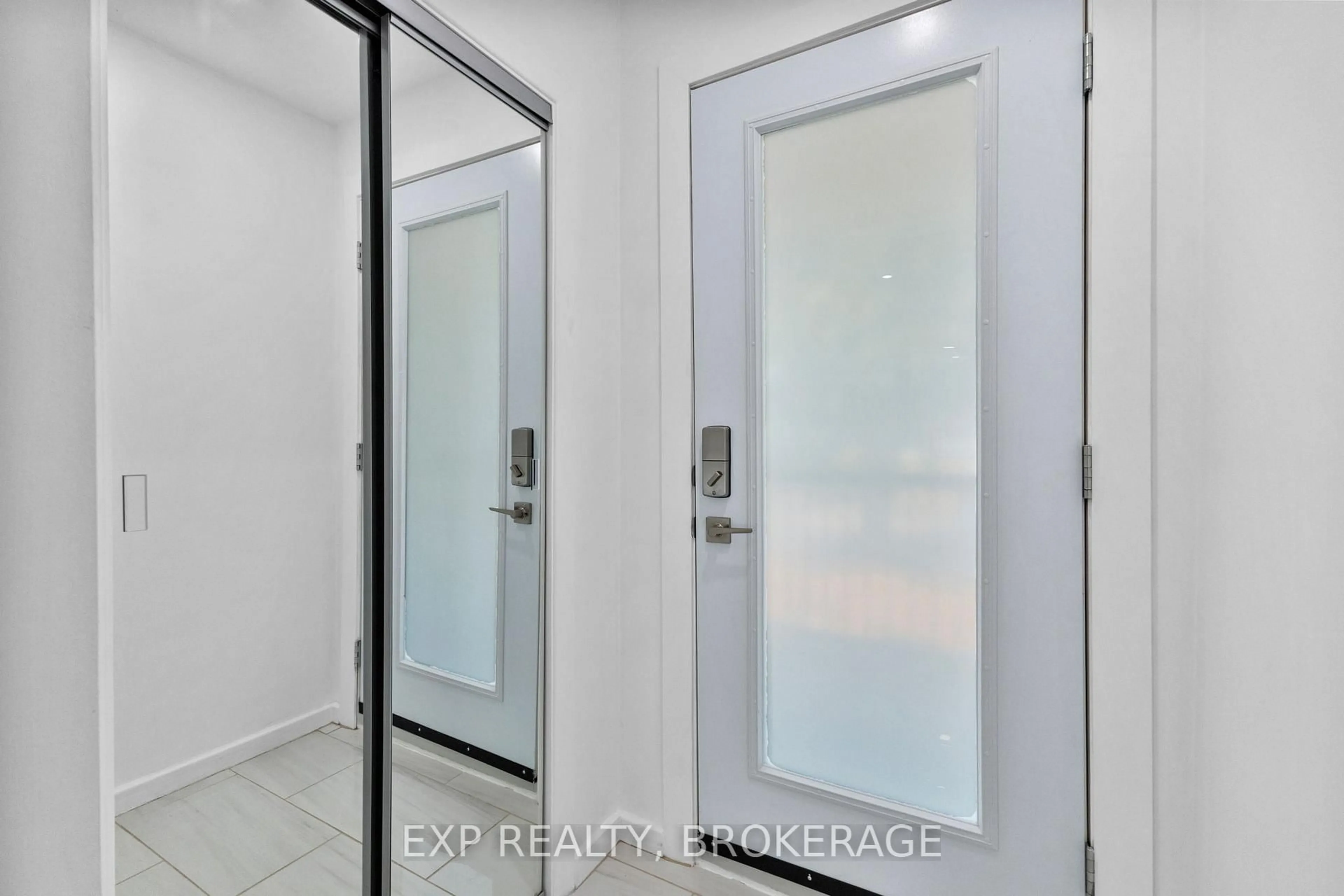Indoor entryway for 1502 Farnsworth Ave, Ottawa Ontario K1H 7C3