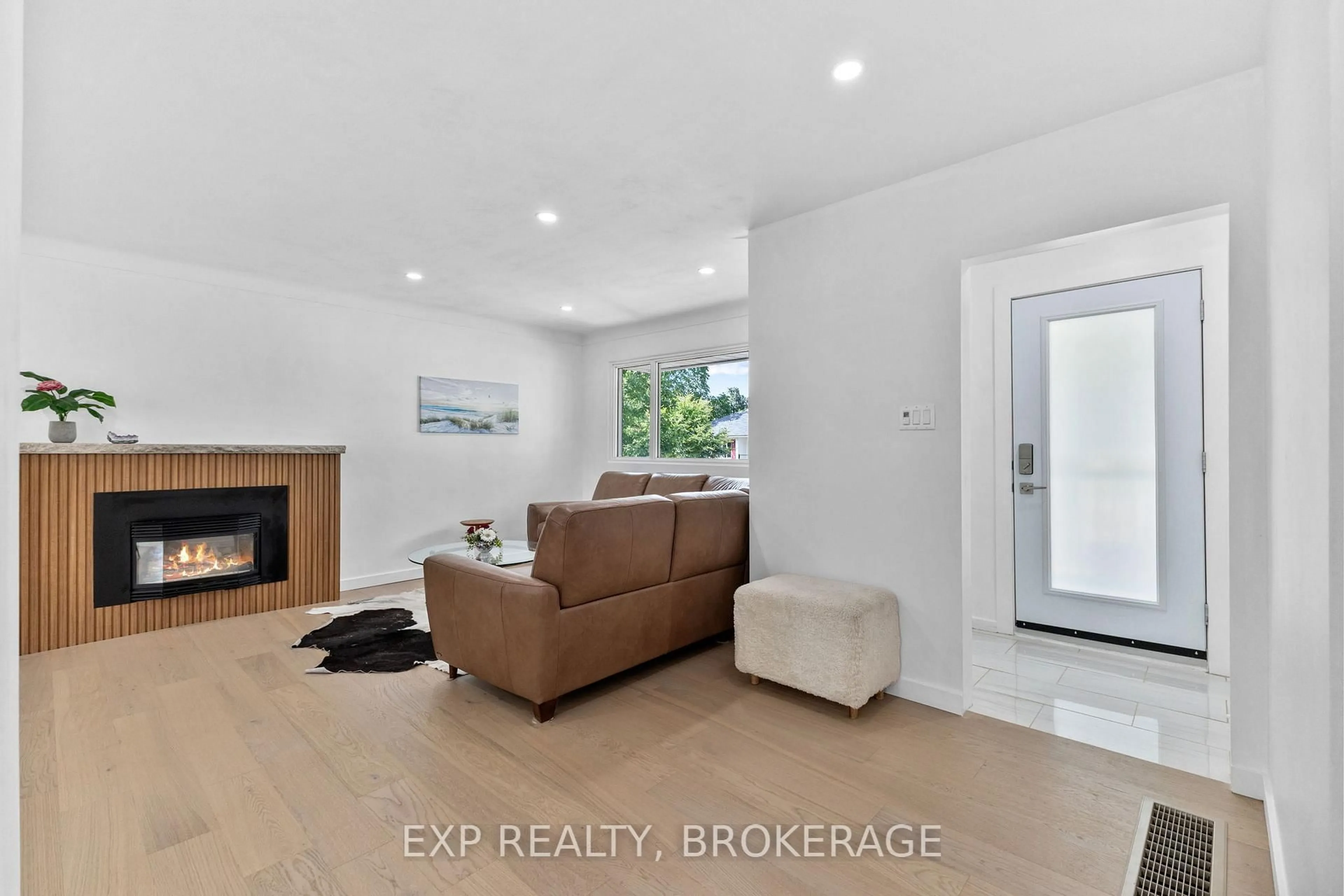 Living room with furniture, unknown for 1502 Farnsworth Ave, Ottawa Ontario K1H 7C3