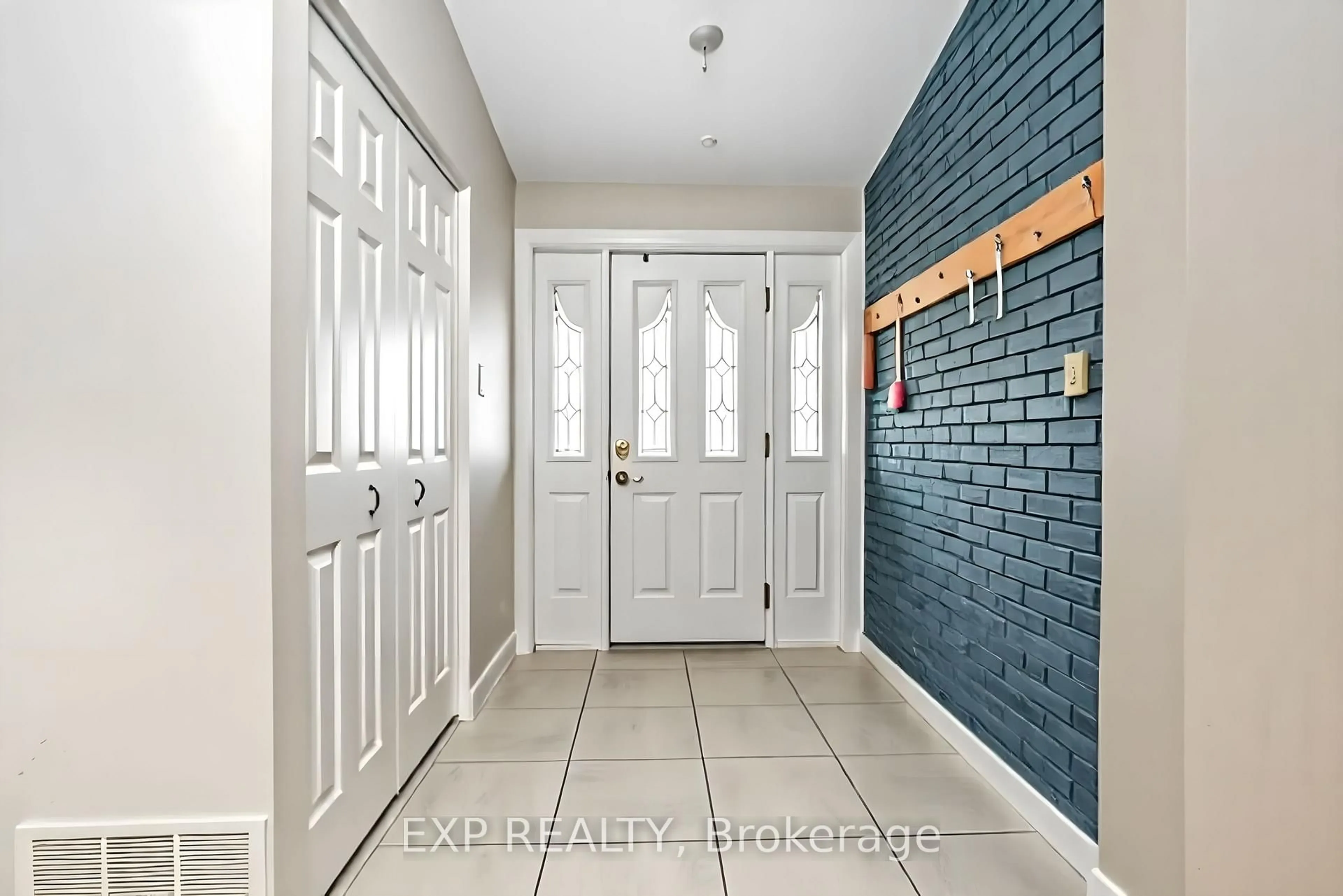 Indoor entryway for 42 Birchview Rd, Ottawa Ontario K2G 3G6