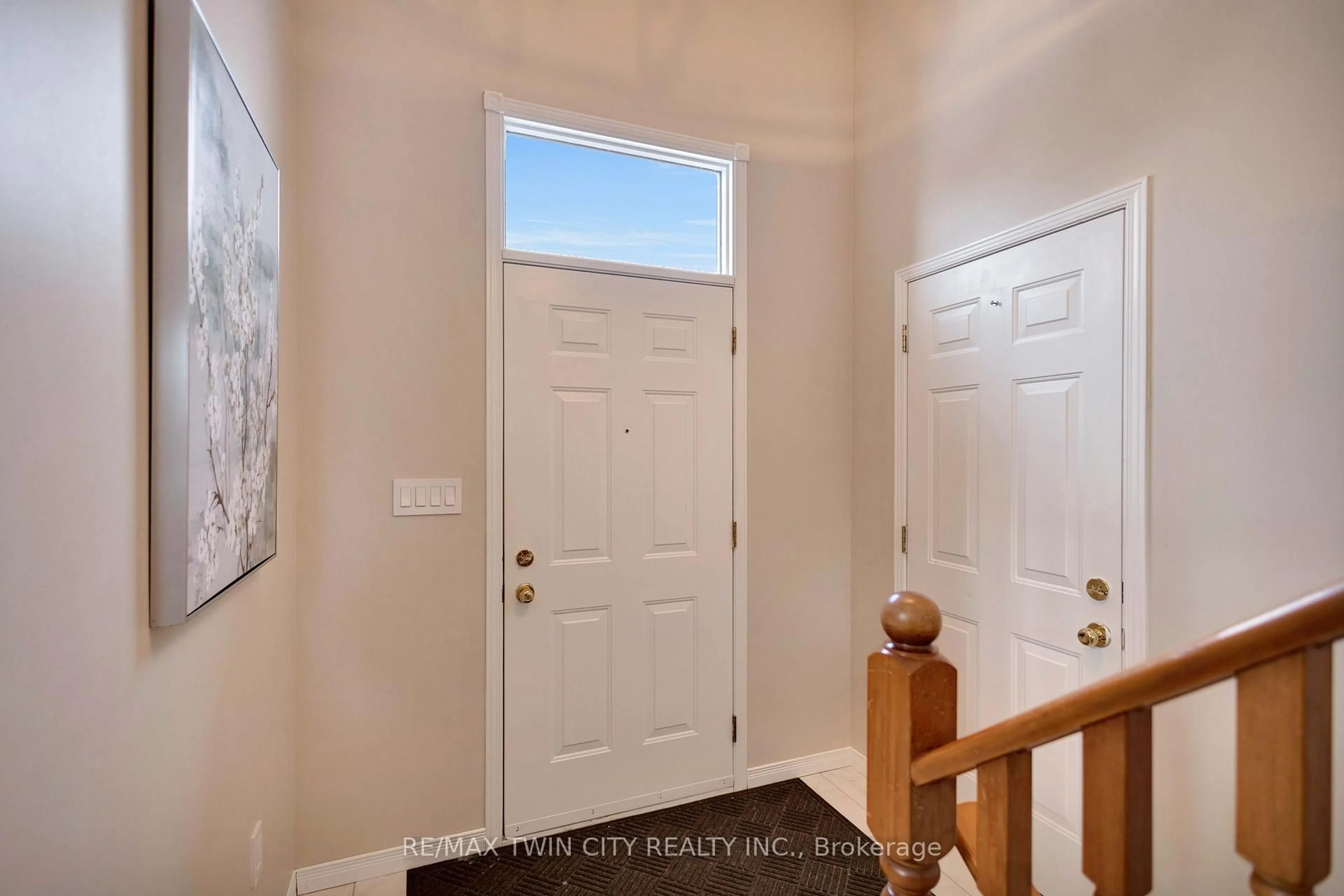 Indoor entryway for 4 Baldwin Ave, Brantford Ontario N3S 1H5
