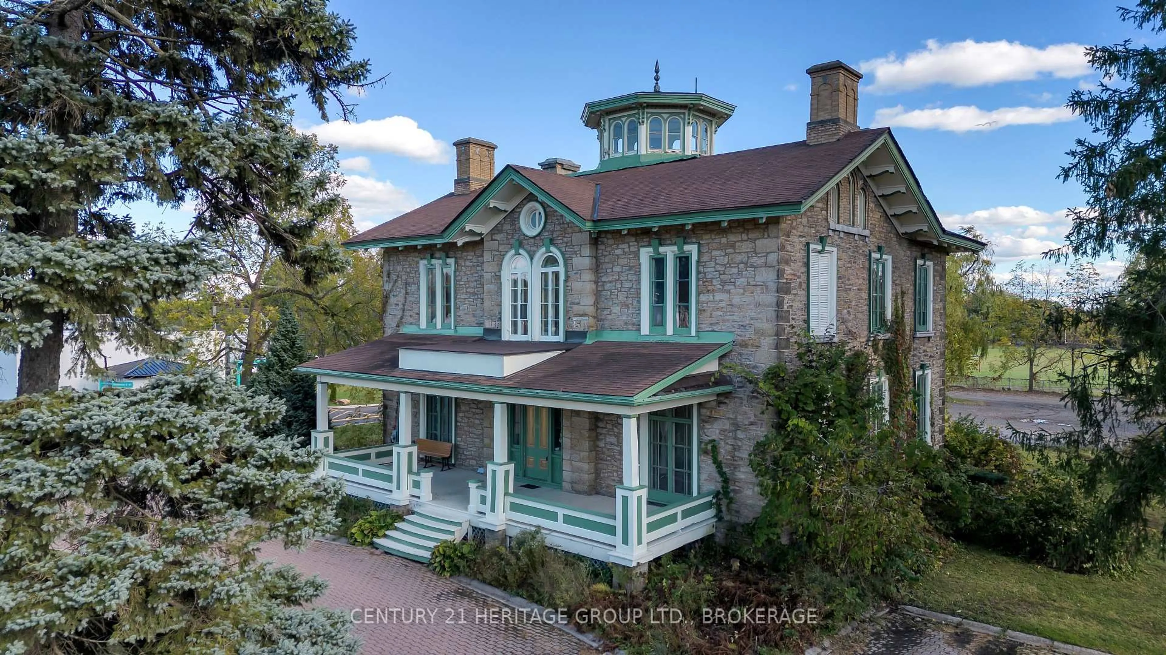 A pic from outside/outdoor area/front of a property/back of a property/a pic from drone, building for 389 King St, Gananoque Ontario K7G 1G6