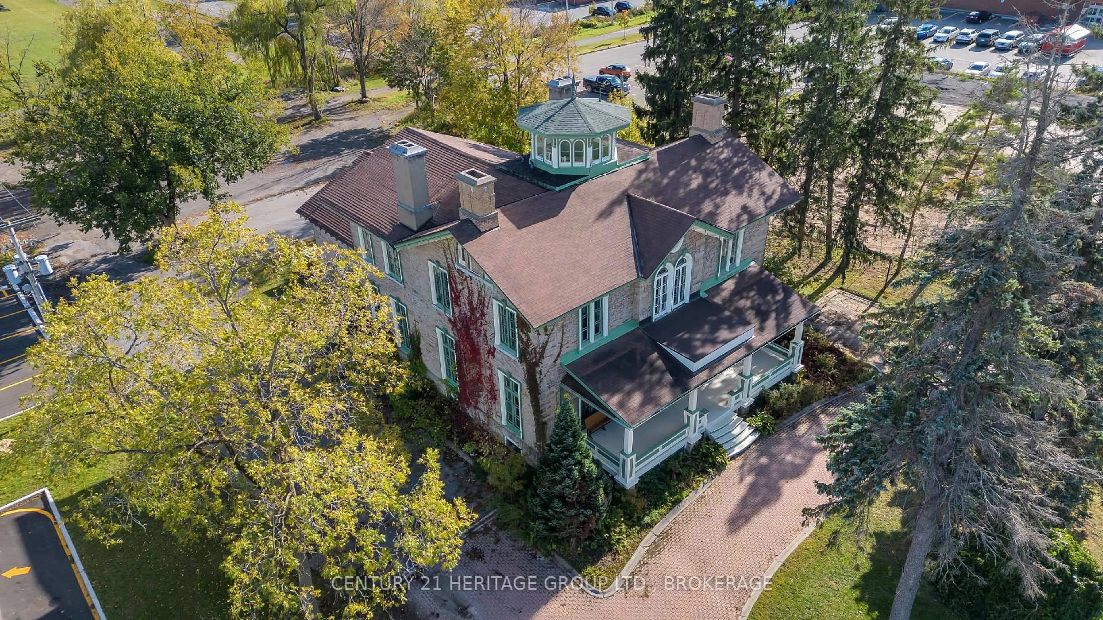 A pic from outside/outdoor area/front of a property/back of a property/a pic from drone, building for 389 King St, Gananoque Ontario K7G 1G6
