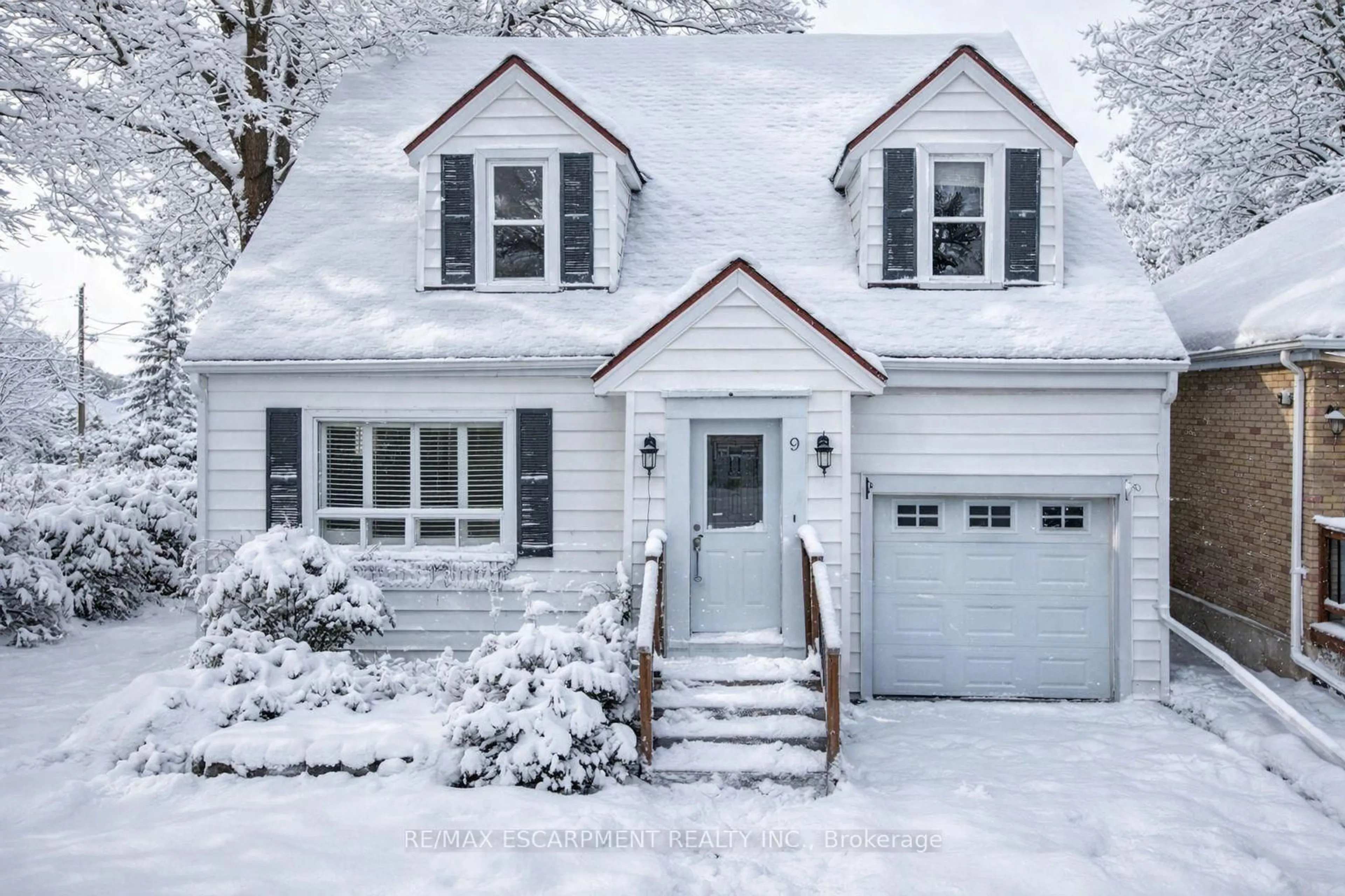 Home with vinyl exterior material, street for 9 Arlington Ave, St. Catharines Ontario L2P 3A3