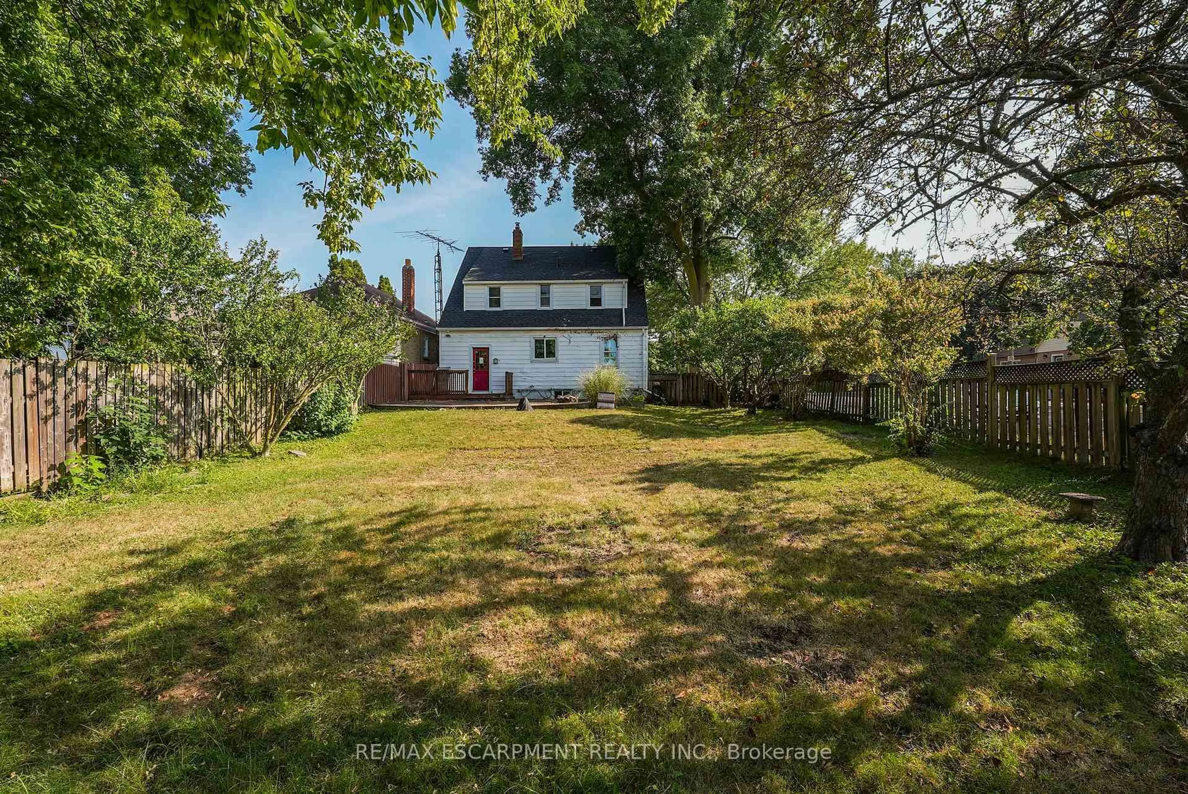 A pic from outside/outdoor area/front of a property/back of a property/a pic from drone, street for 9 Arlington Ave, St. Catharines Ontario L2P 3A3