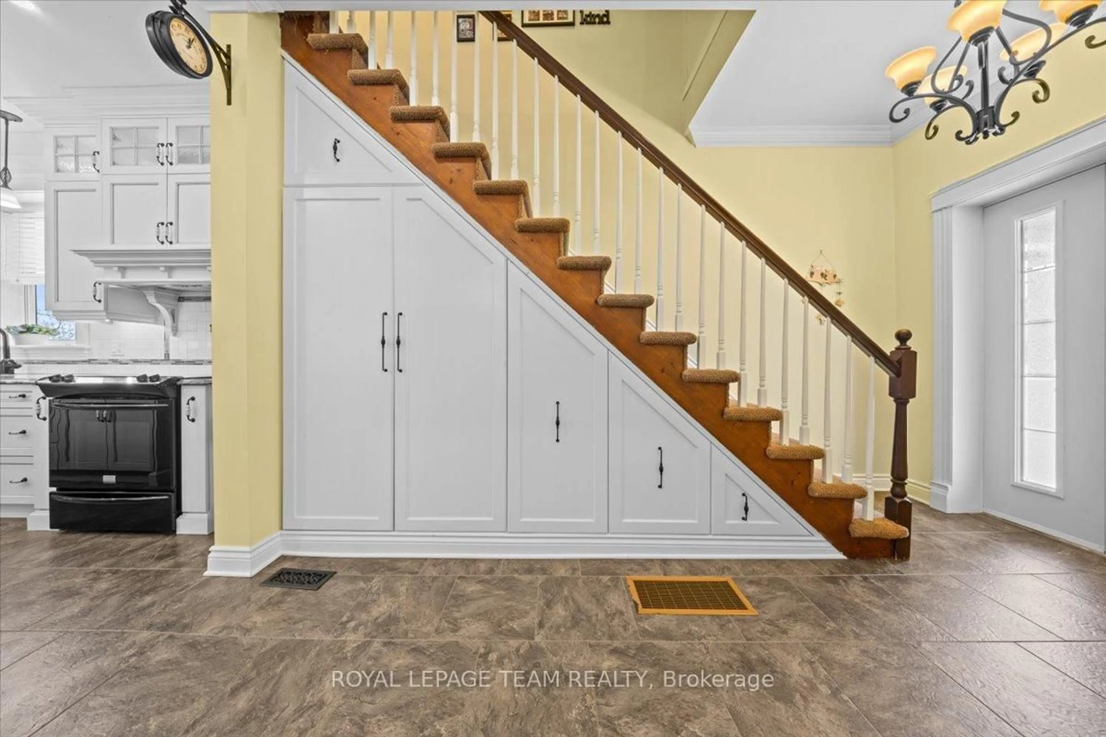 Indoor entryway for 28 Perth St, Elizabethtown-Kitley Ontario K0E 1M0