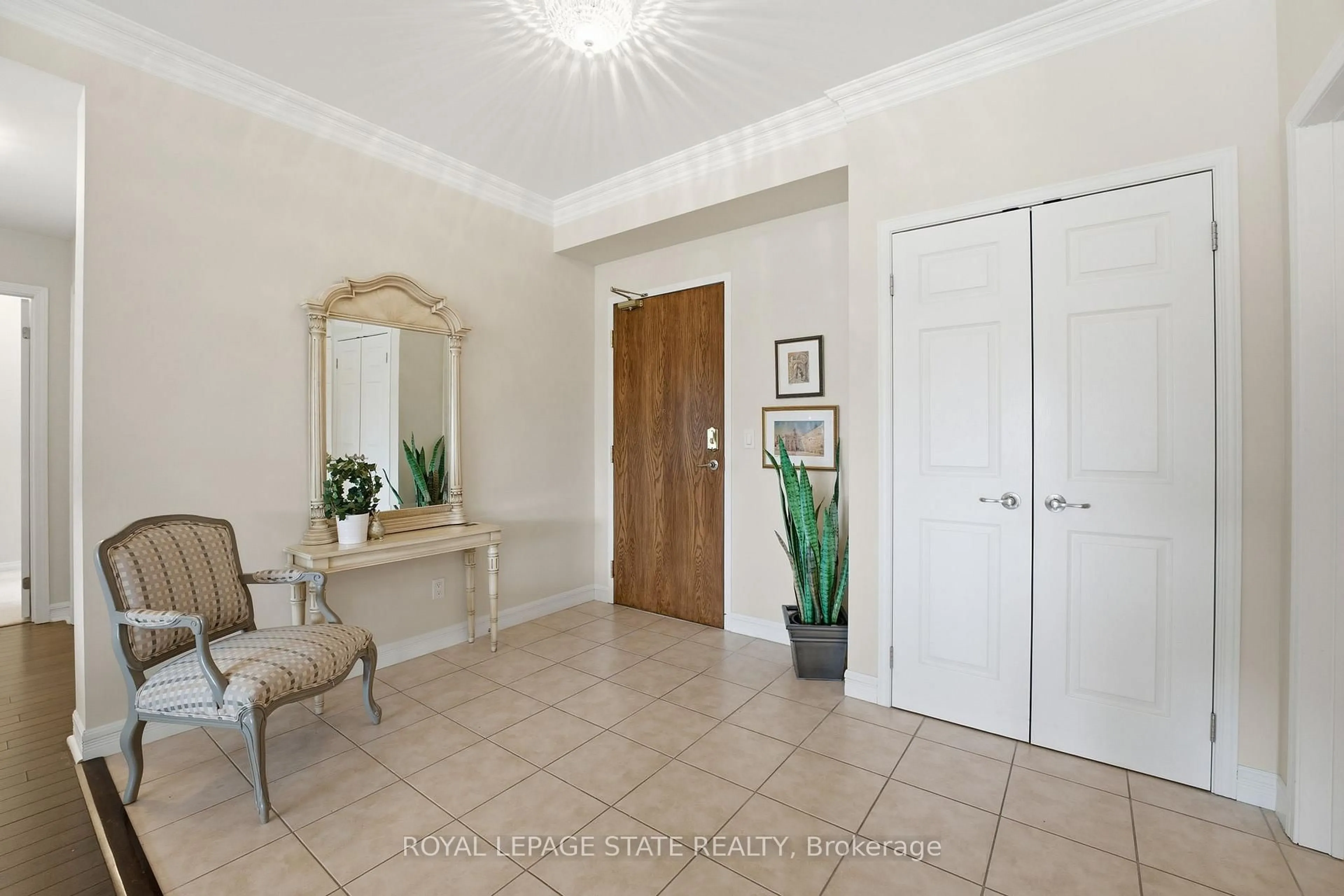 Indoor entryway for 3000 Creekside Dr #706, Hamilton Ontario L9H 7S8