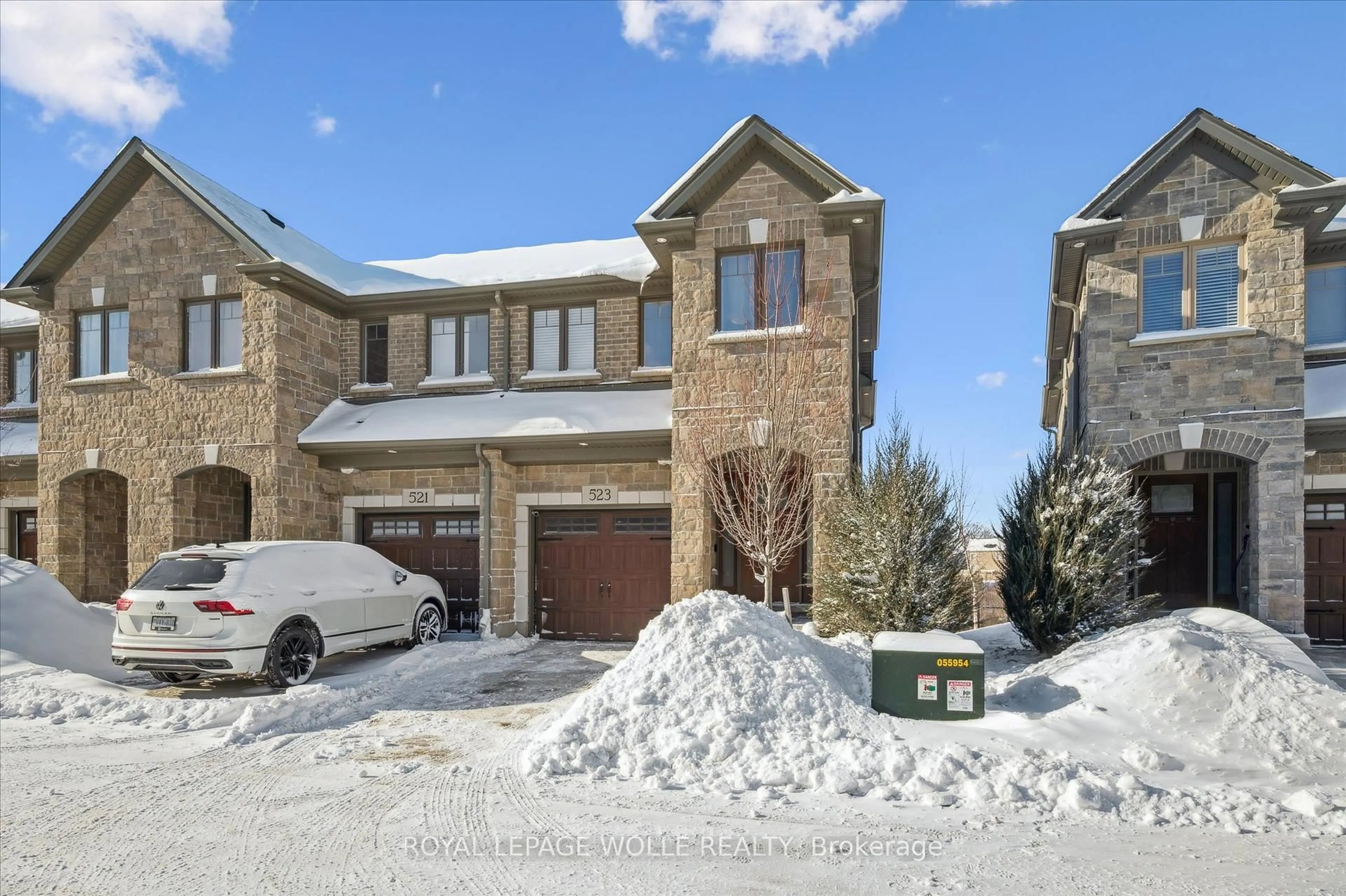 A pic from outside/outdoor area/front of a property/back of a property/a pic from drone, street for 523 Hollybrook Cres, Kitchener Ontario N2R 0P1