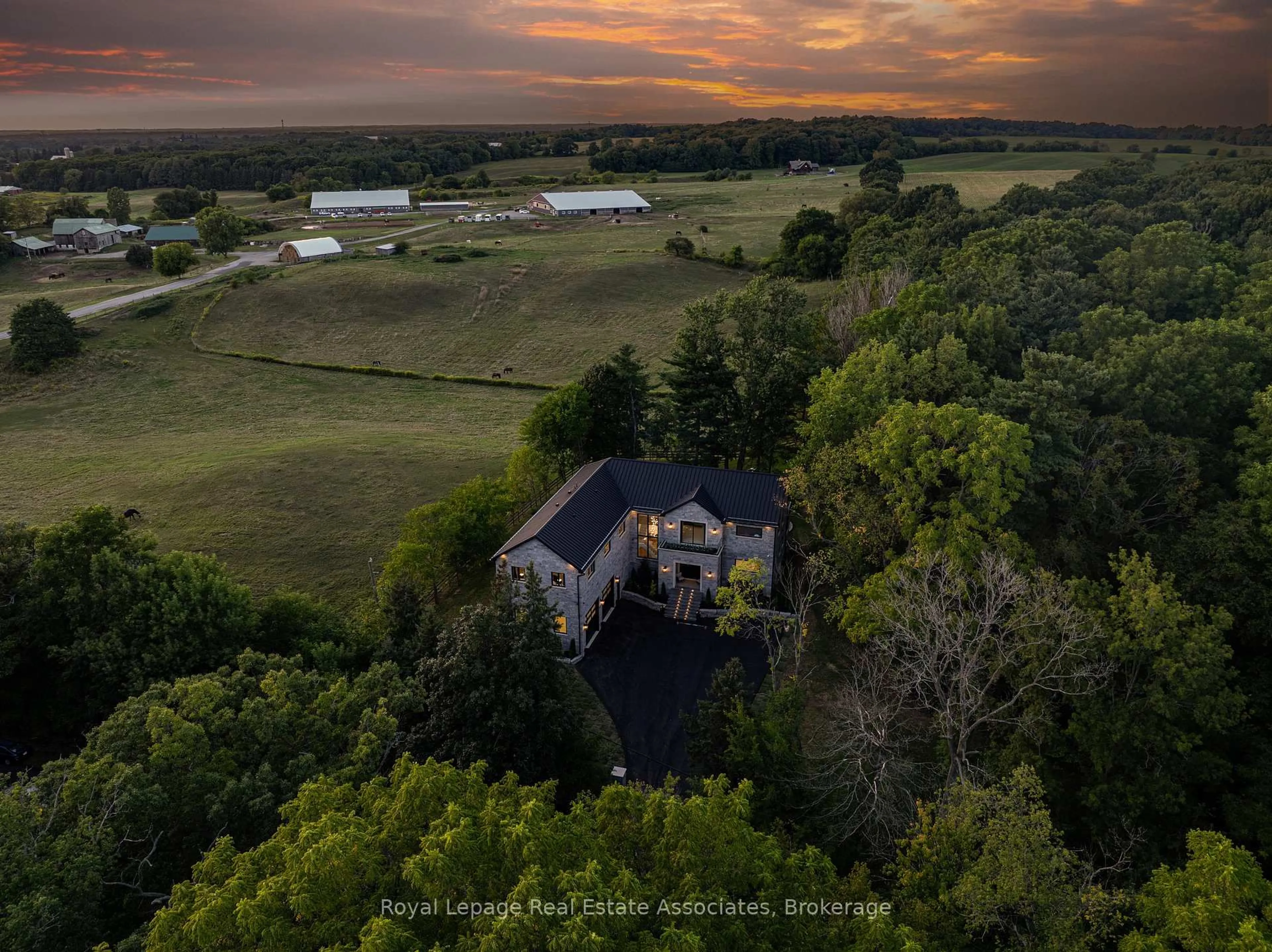A pic from outside/outdoor area/front of a property/back of a property/a pic from drone, unknown for 1067 Jerseyville Rd, Hamilton Ontario L0R 1R0