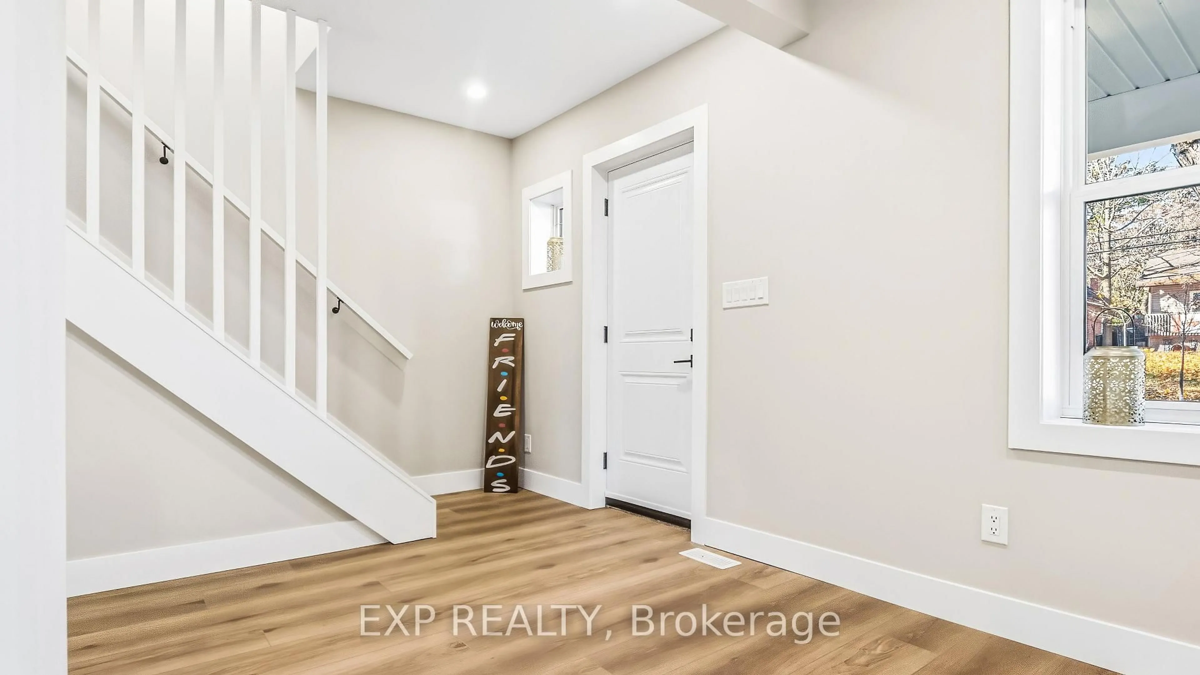 Indoor entryway for 491 Upper Wentworth St, Hamilton Ontario L9A 4T8
