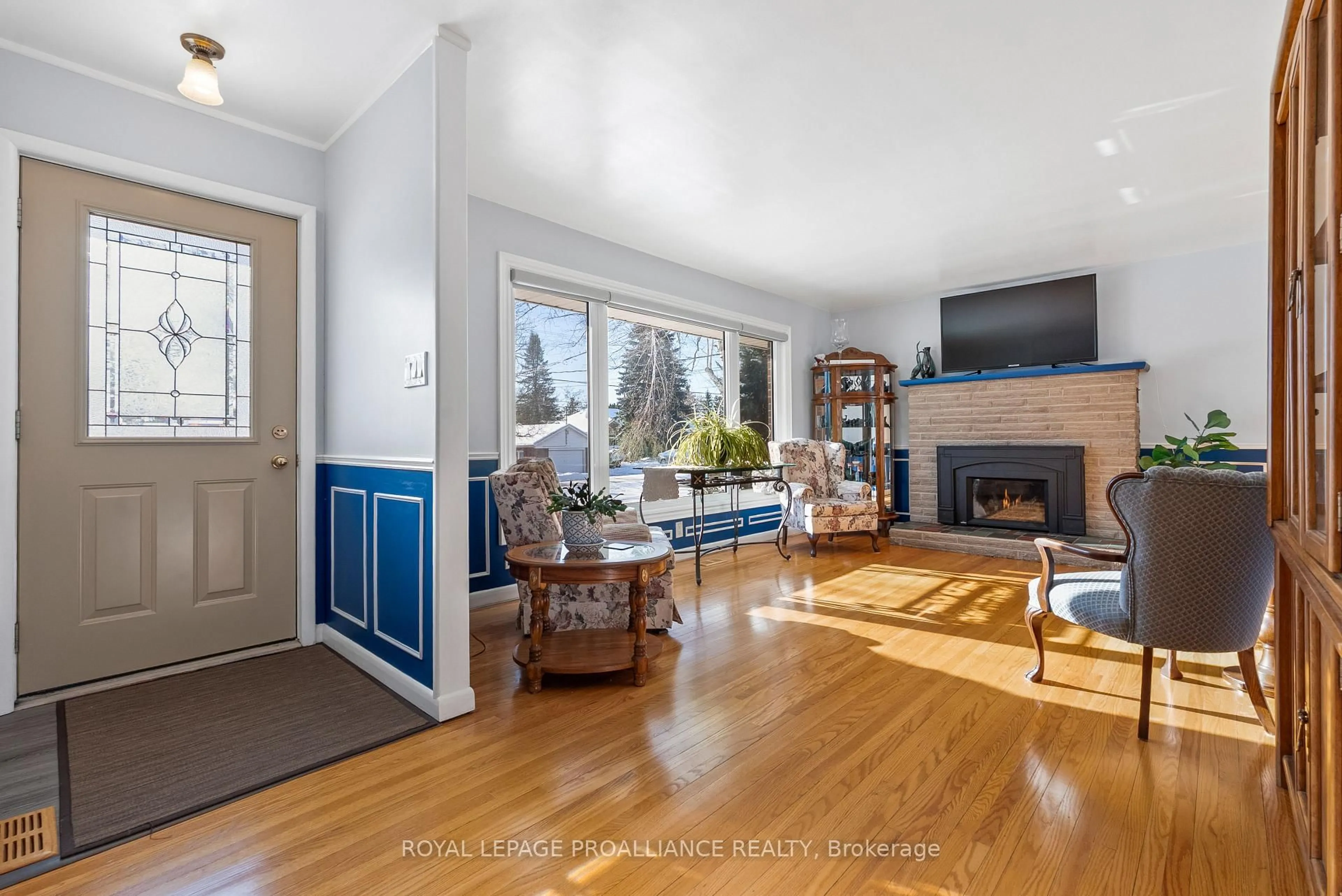 Living room with furniture, unknown for 282 Church St, Stirling Ontario K0K 3E0