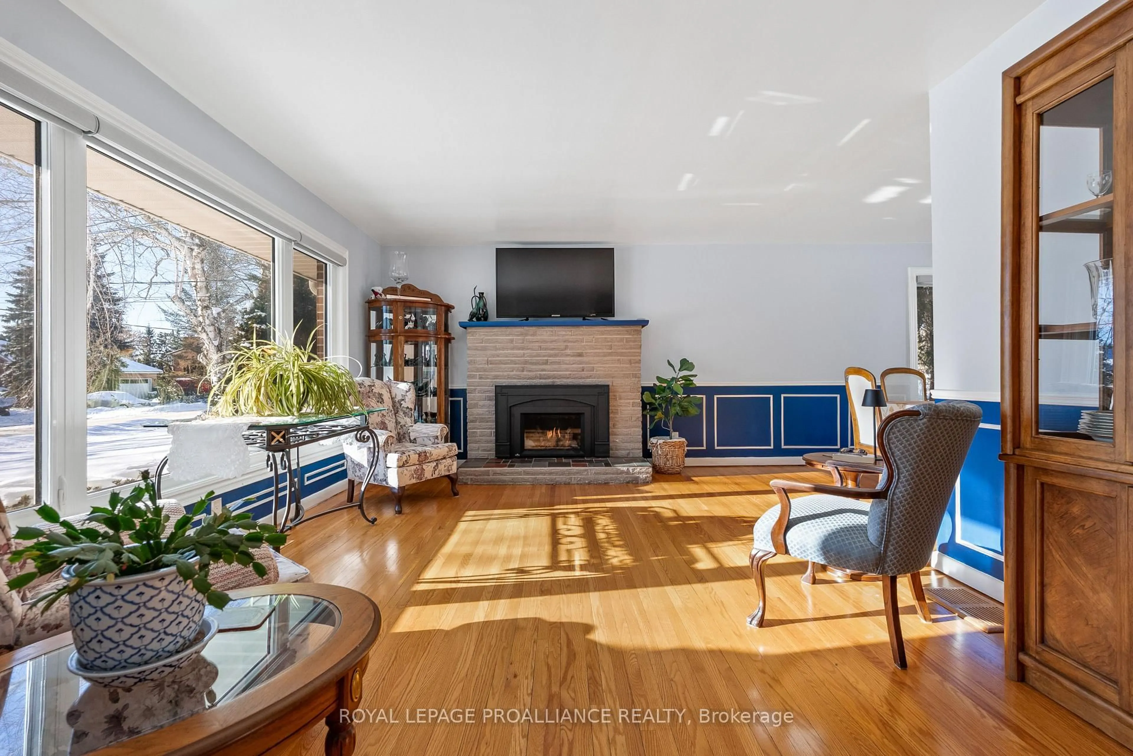 Living room with furniture, unknown for 282 Church St, Stirling Ontario K0K 3E0