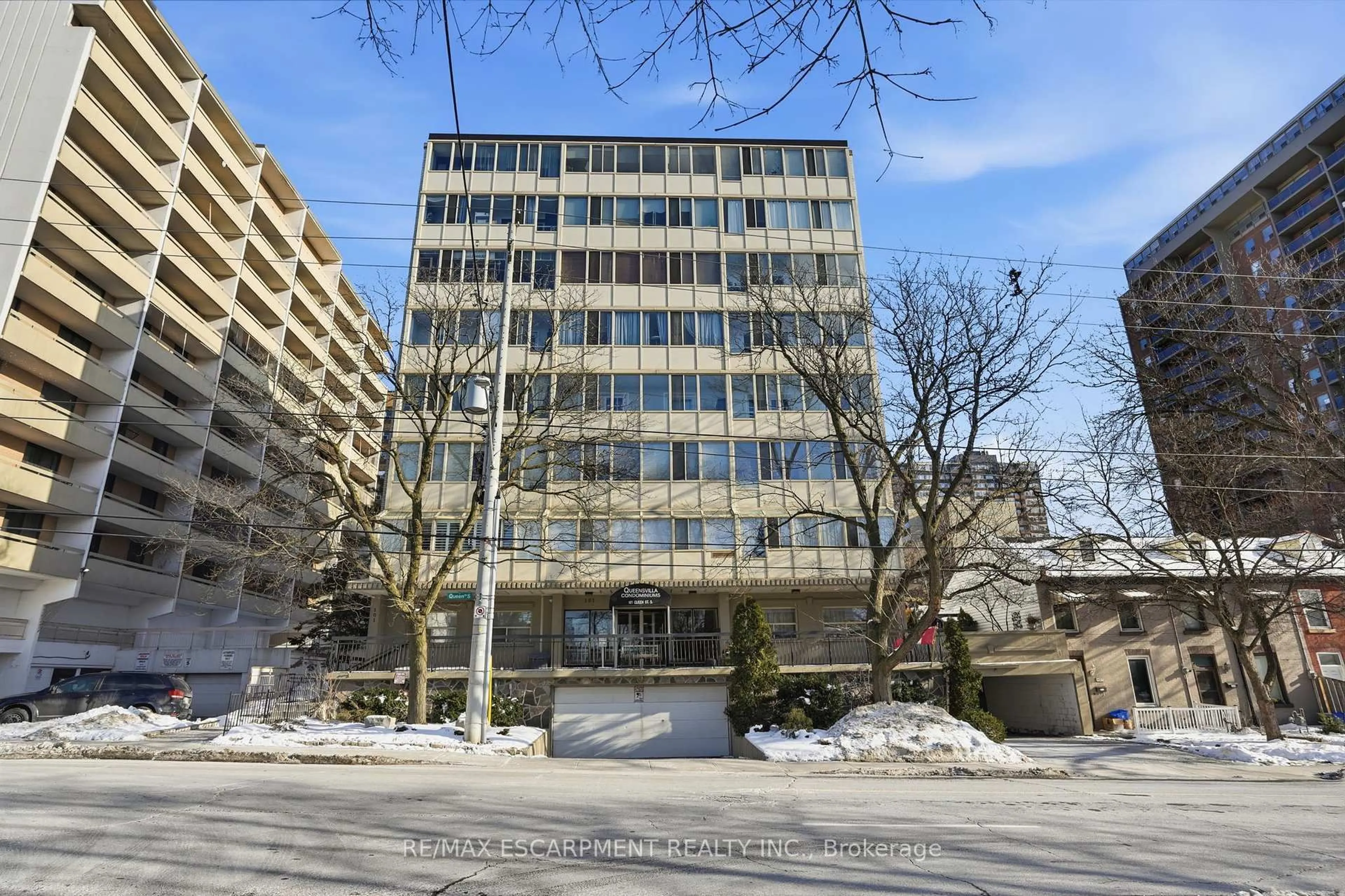 Indoor foyer for 101 Queen St #804, Hamilton Ontario L8P 3R9