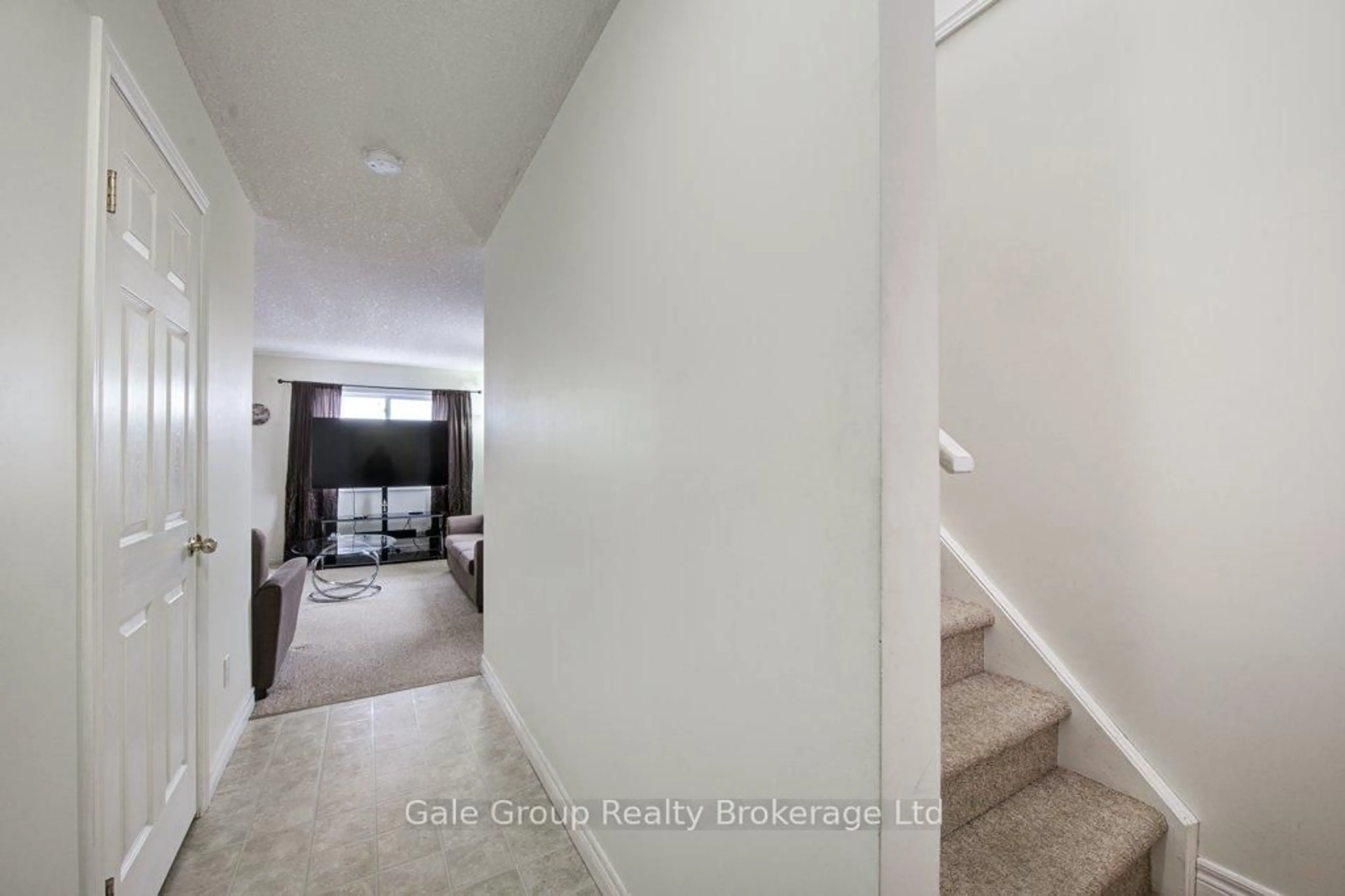 Indoor entryway for 711 Southwood Way, Woodstock Ontario N4V 1H5