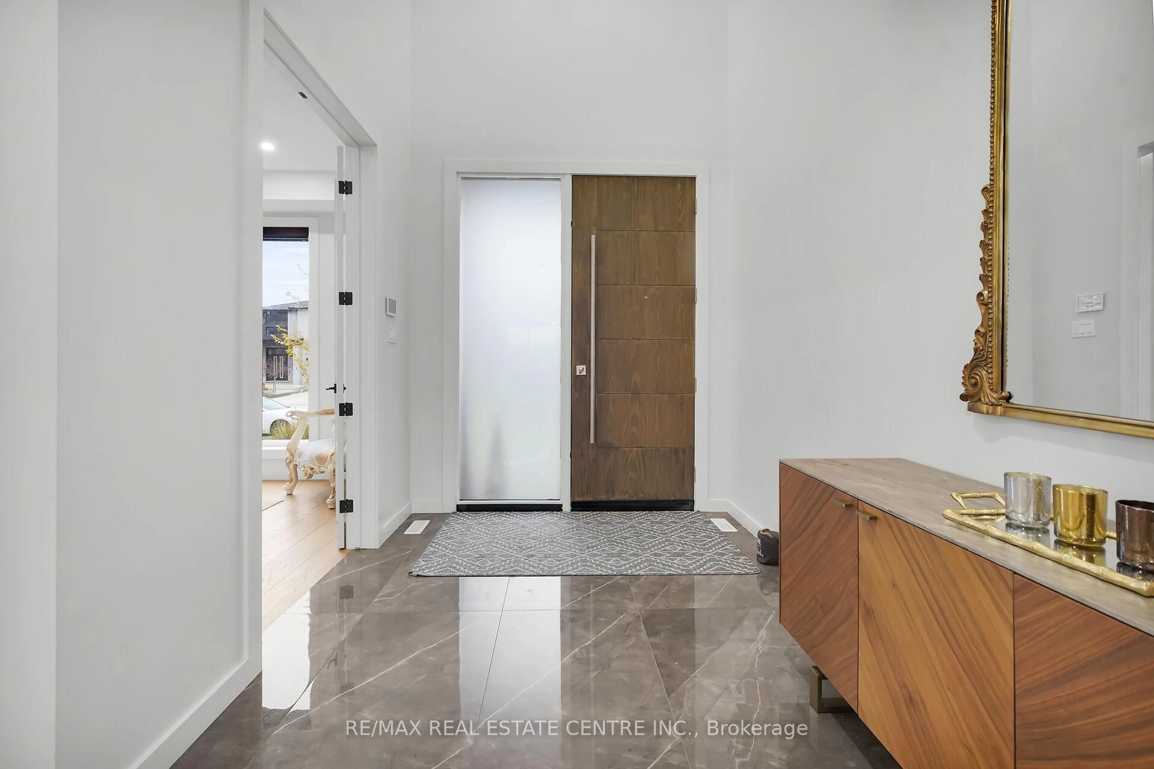 Indoor entryway for 2088 IRONWOOD Rd, London South Ontario N6K 0C5