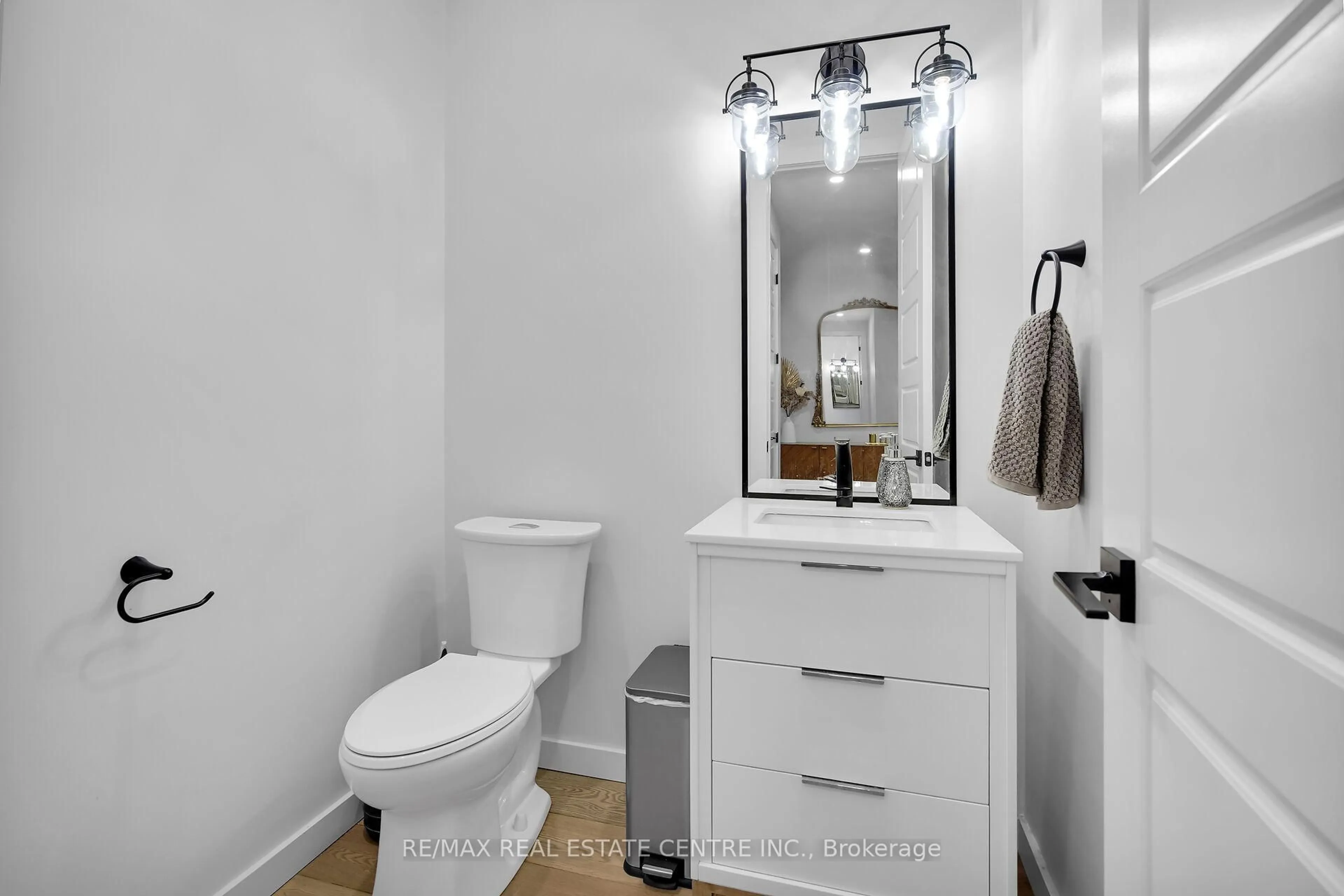 Standard bathroom, ceramic/tile floor for 2088 IRONWOOD Rd, London South Ontario N6K 0C5