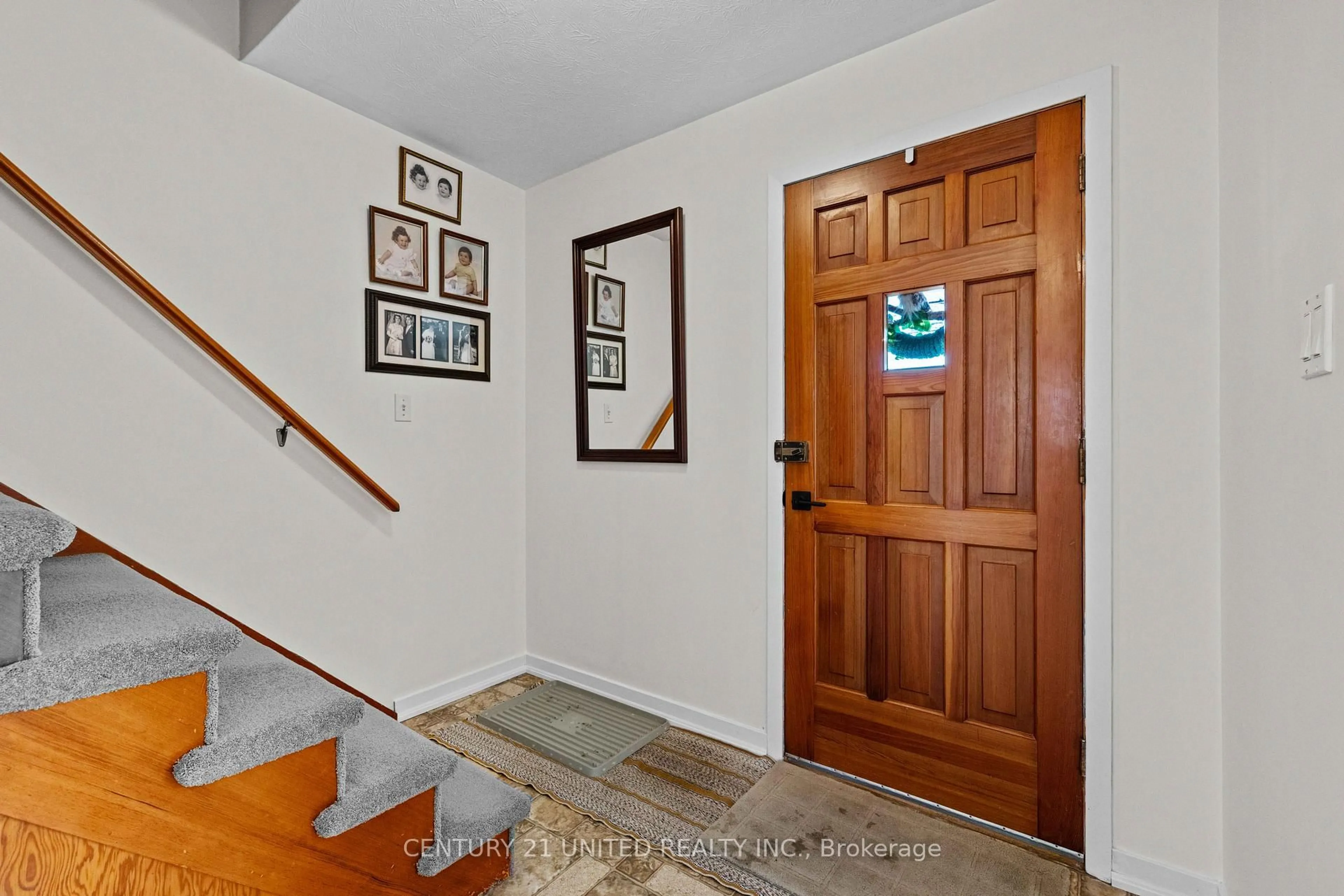 Indoor entryway for 852 Parkhill Rd, Peterborough Ontario K9J 6P1
