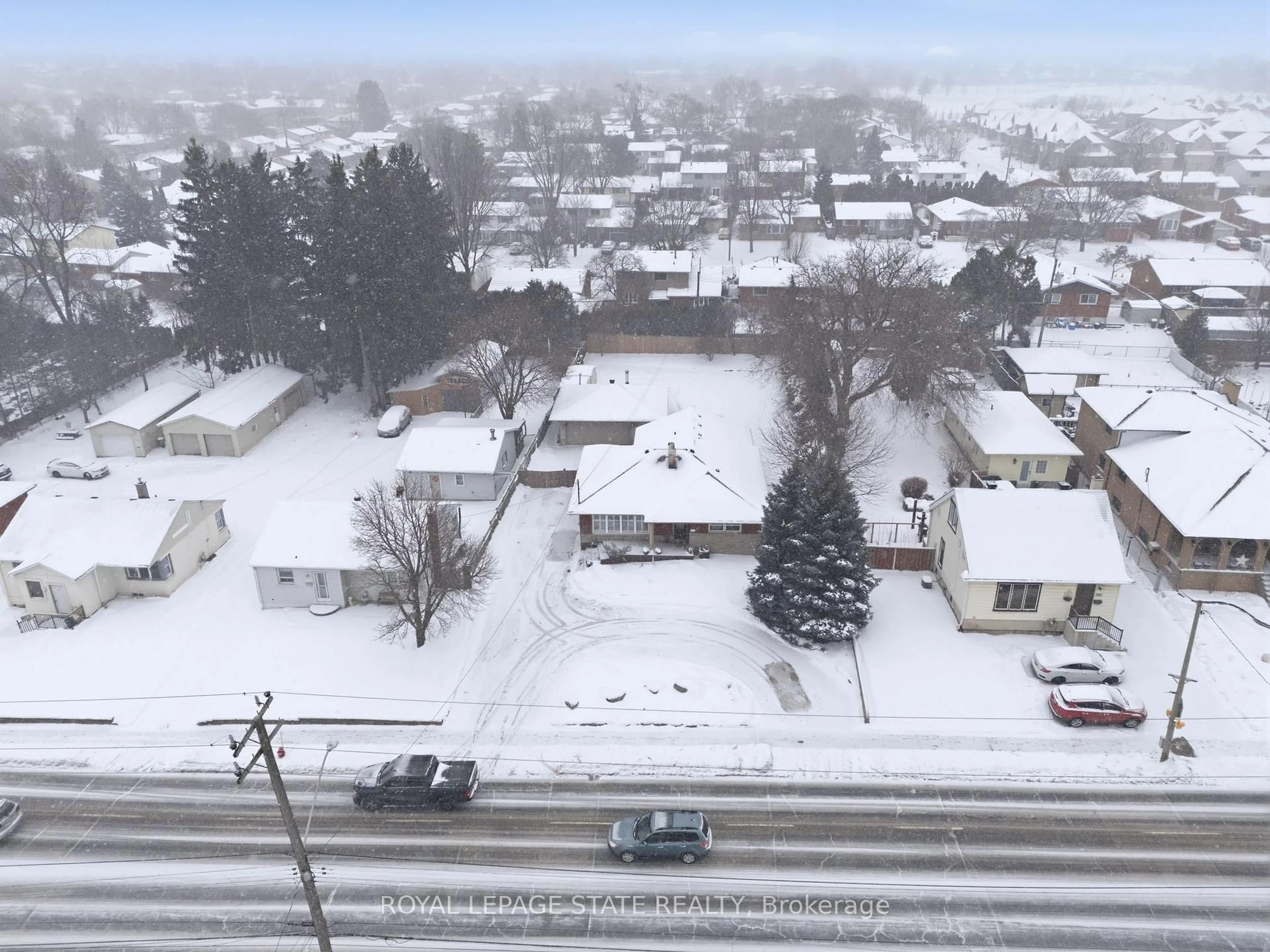 A pic from outside/outdoor area/front of a property/back of a property/a pic from drone, unknown for 473 Mohawk Rd, Hamilton Ontario L9C 1X3