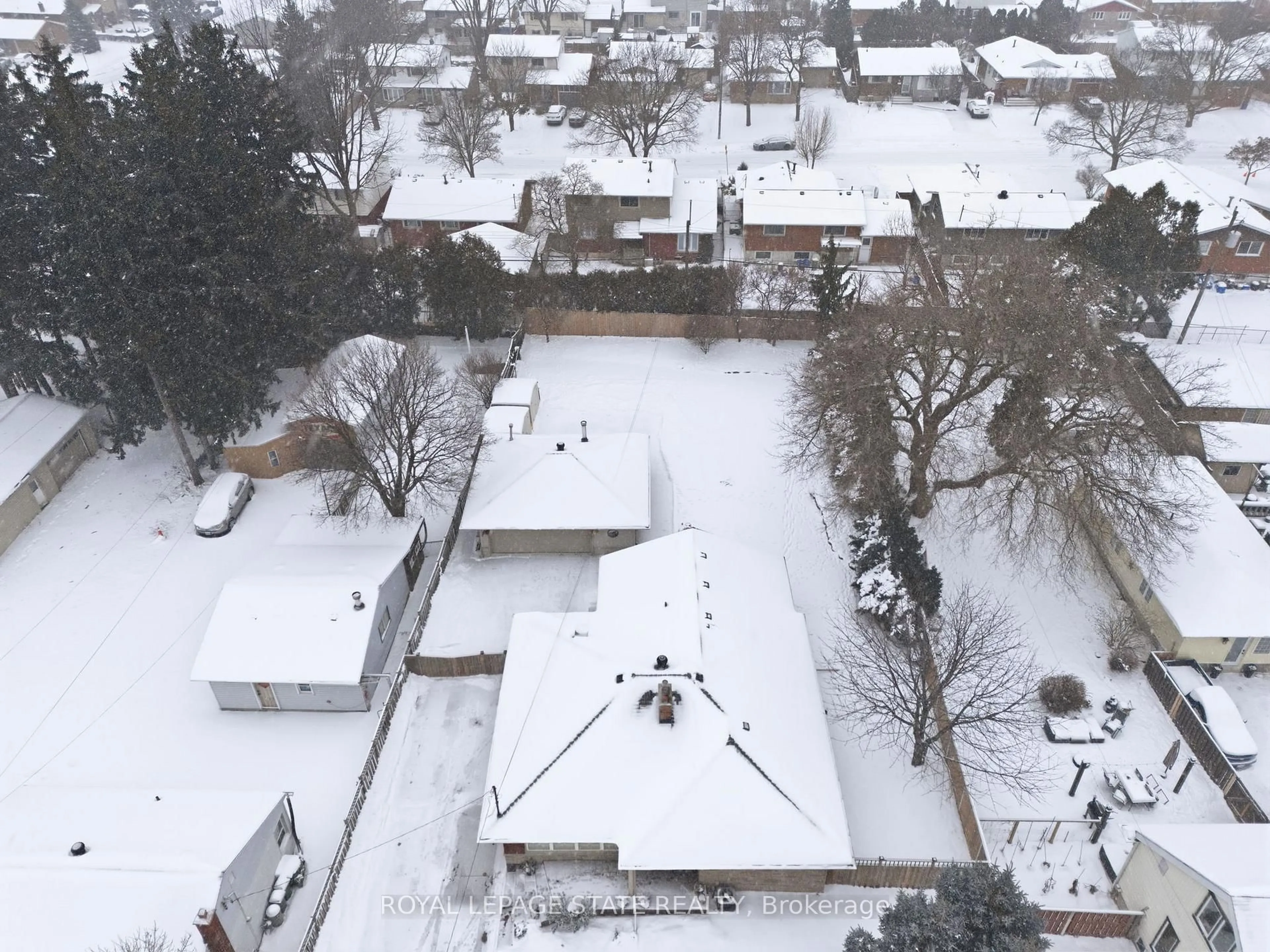 A pic from outside/outdoor area/front of a property/back of a property/a pic from drone, street for 473 Mohawk Rd, Hamilton Ontario L9C 1X3